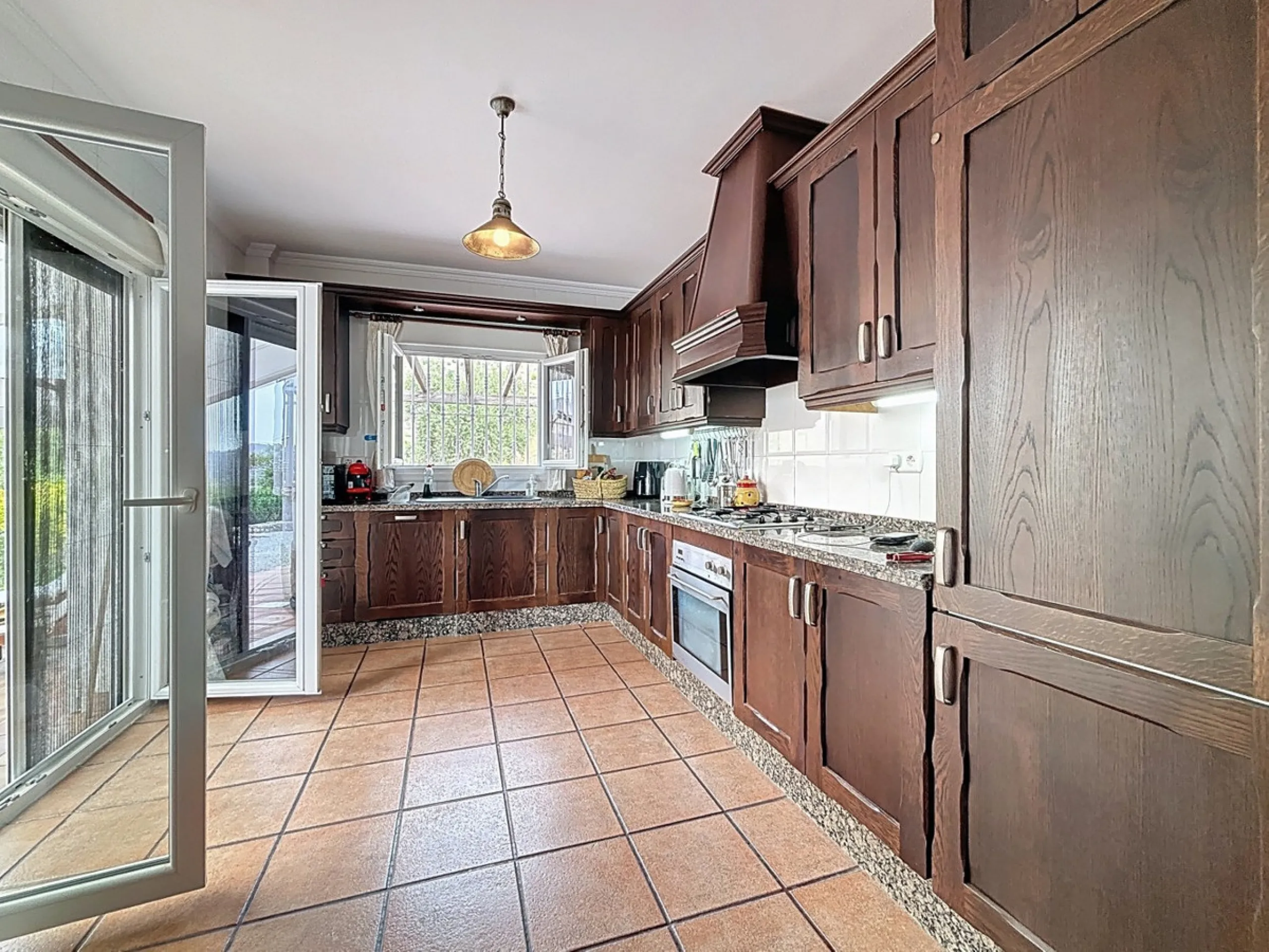 This charming country house in Canillas de Albaida, Malaga, offers a harmonious combination of rustic charm and modern comfort. The property, on one floor, is distributed in three bedrooms with fitted wardrobes, two of them with en-suite bathrooms, adding