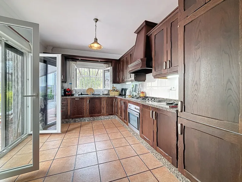 This charming country house in Canillas de Albaida, Malaga, offers a harmonious combination of rustic charm and modern comfort. The property, on one floor, is distributed in three bedrooms with fitted wardrobes, two of them with en-suite bathrooms, adding
