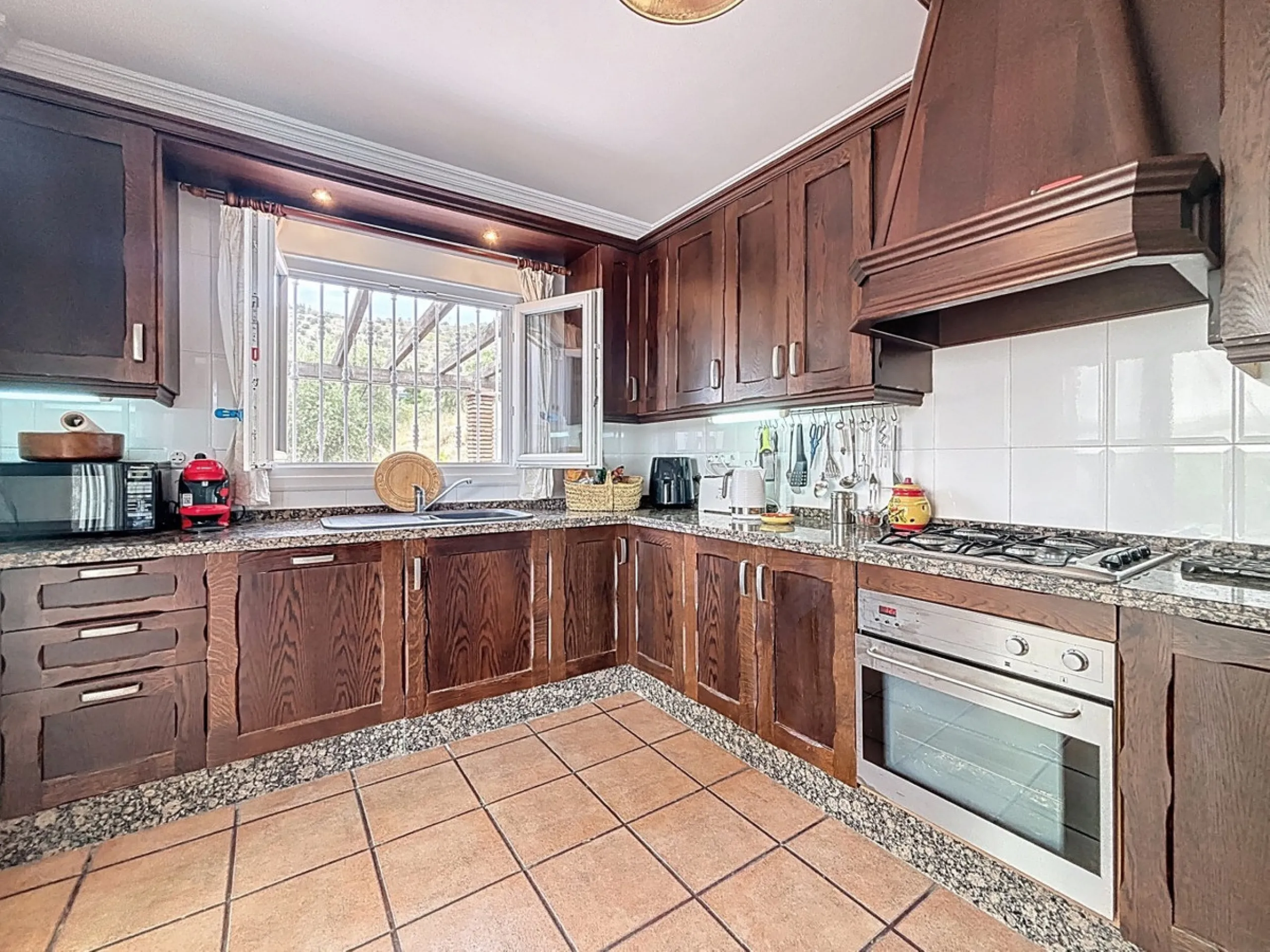 This charming country house in Canillas de Albaida, Malaga, offers a harmonious combination of rustic charm and modern comfort. The property, on one floor, is distributed in three bedrooms with fitted wardrobes, two of them with en-suite bathrooms, adding