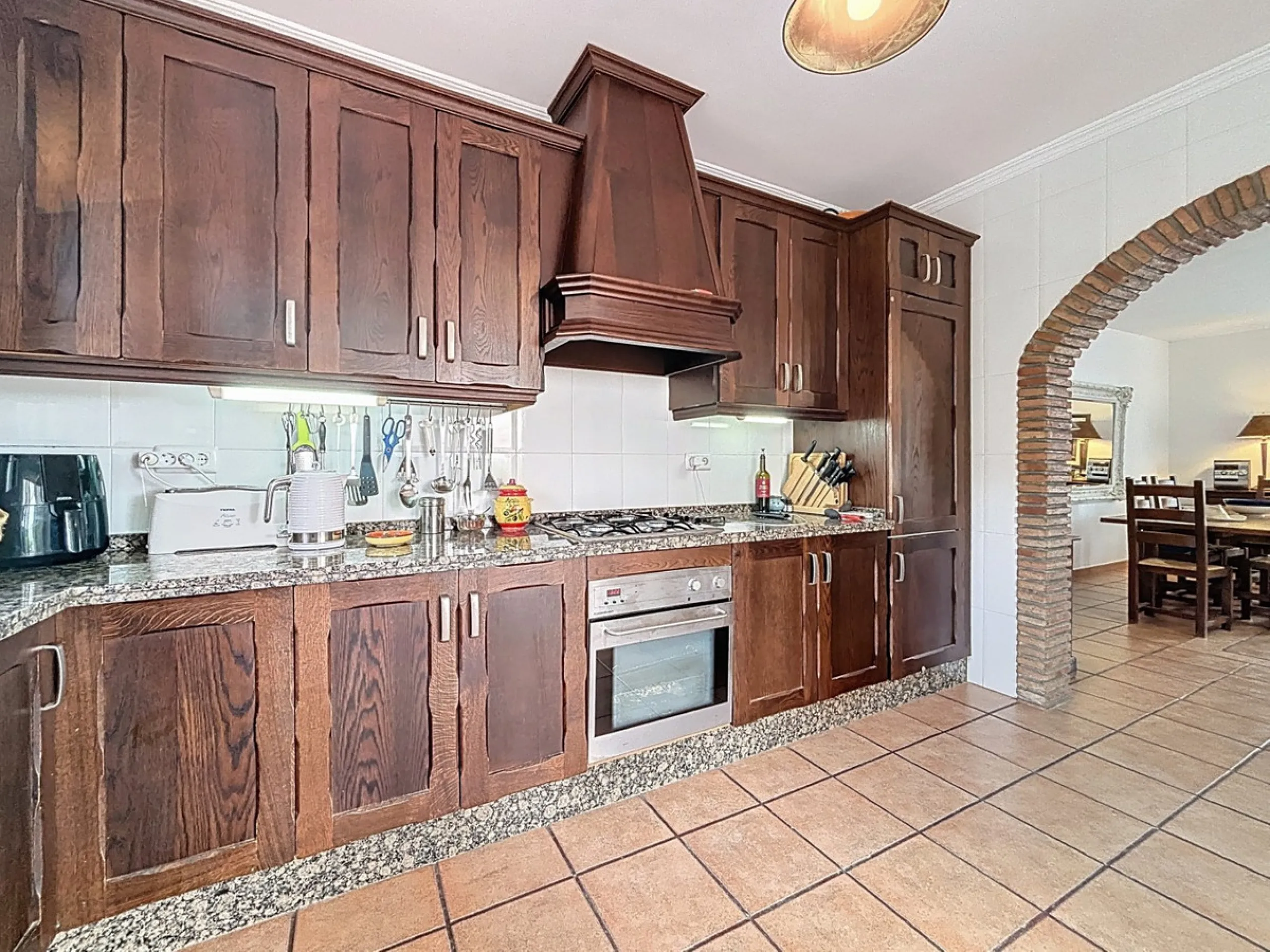 This charming country house in Canillas de Albaida, Malaga, offers a harmonious combination of rustic charm and modern comfort. The property, on one floor, is distributed in three bedrooms with fitted wardrobes, two of them with en-suite bathrooms, adding