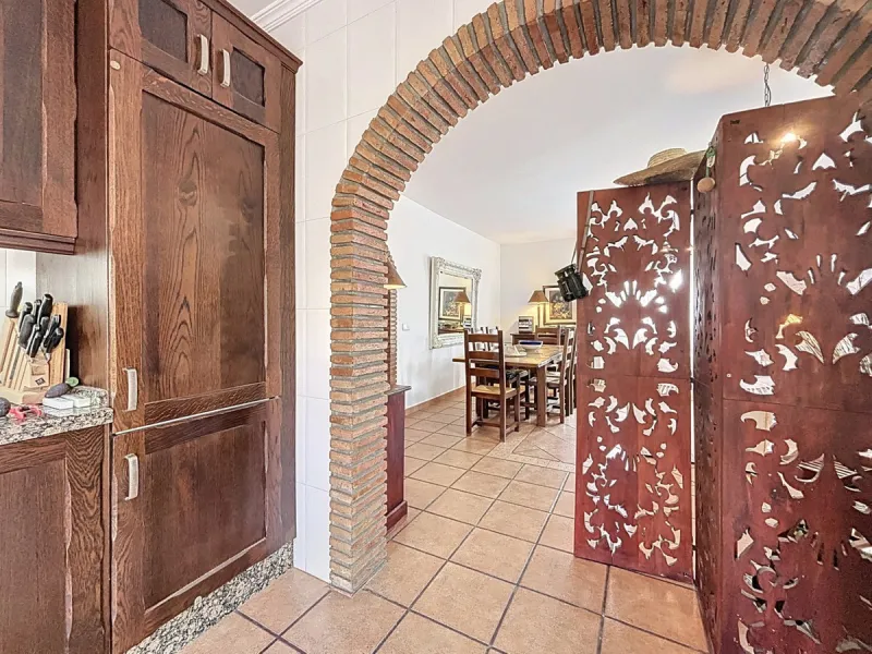 This charming country house in Canillas de Albaida, Malaga, offers a harmonious combination of rustic charm and modern comfort. The property, on one floor, is distributed in three bedrooms with fitted wardrobes, two of them with en-suite bathrooms, adding