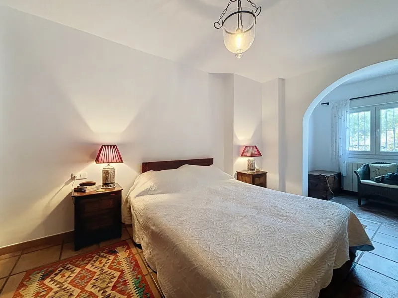 This charming country house in Canillas de Albaida, Malaga, offers a harmonious combination of rustic charm and modern comfort. The property, on one floor, is distributed in three bedrooms with fitted wardrobes, two of them with en-suite bathrooms, adding