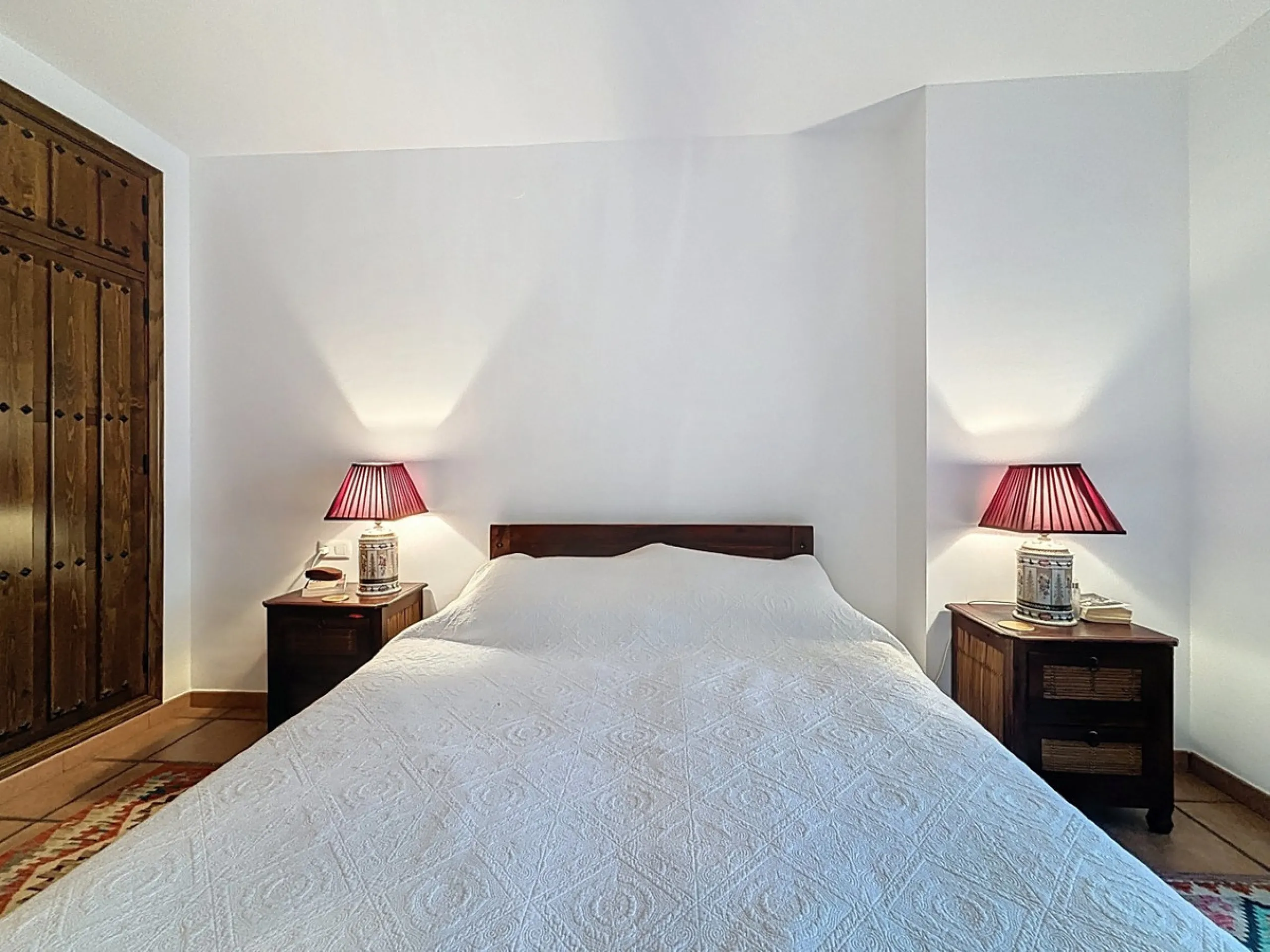 This charming country house in Canillas de Albaida, Malaga, offers a harmonious combination of rustic charm and modern comfort. The property, on one floor, is distributed in three bedrooms with fitted wardrobes, two of them with en-suite bathrooms, adding