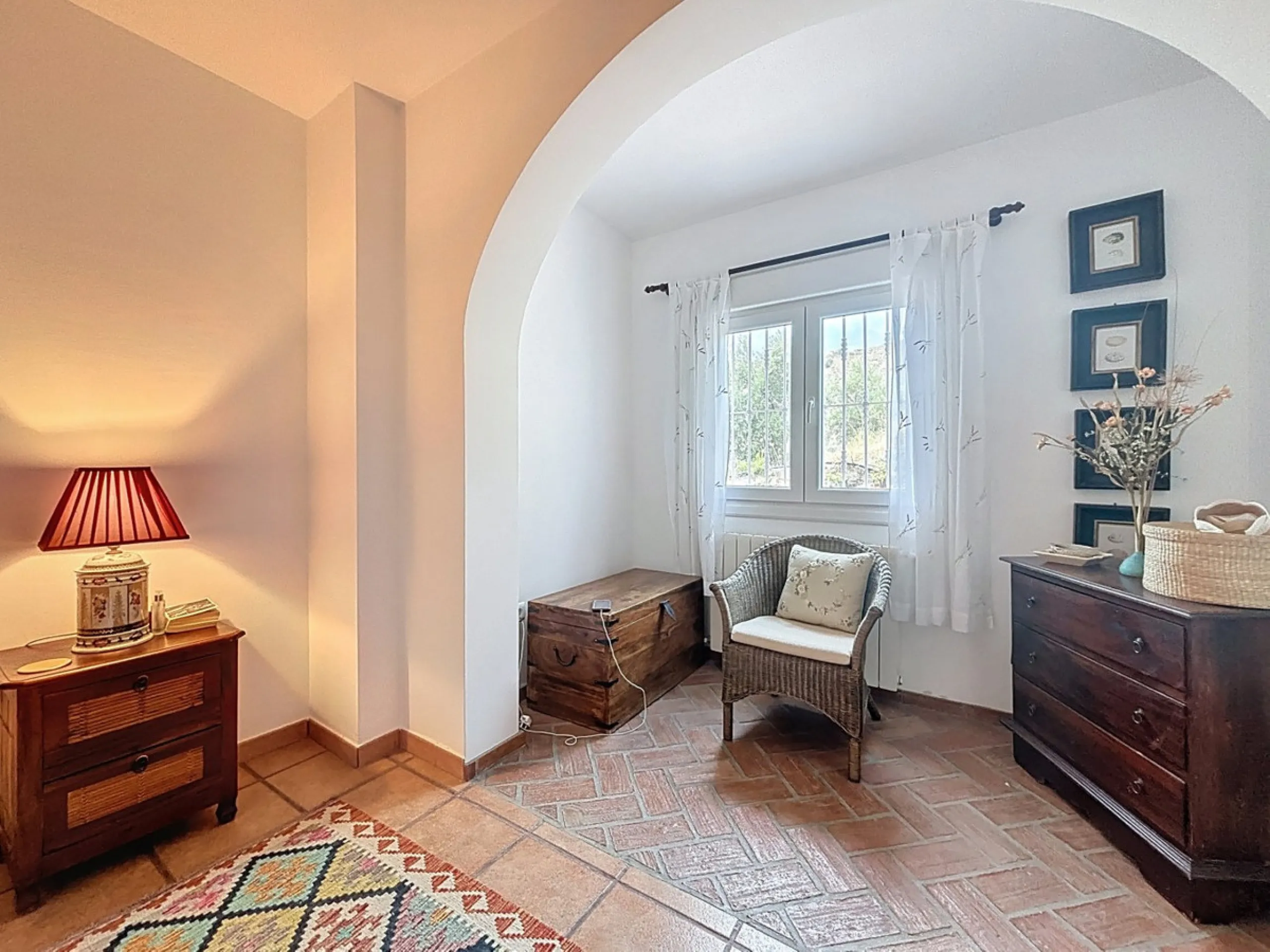 This charming country house in Canillas de Albaida, Malaga, offers a harmonious combination of rustic charm and modern comfort. The property, on one floor, is distributed in three bedrooms with fitted wardrobes, two of them with en-suite bathrooms, adding