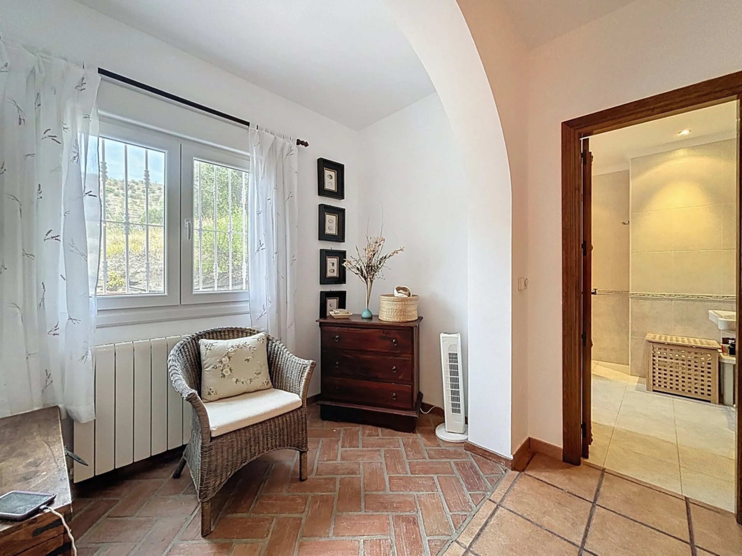 This charming country house in Canillas de Albaida, Malaga, offers a harmonious combination of rustic charm and modern comfort. The property, on one floor, is distributed in three bedrooms with fitted wardrobes, two of them with en-suite bathrooms, adding