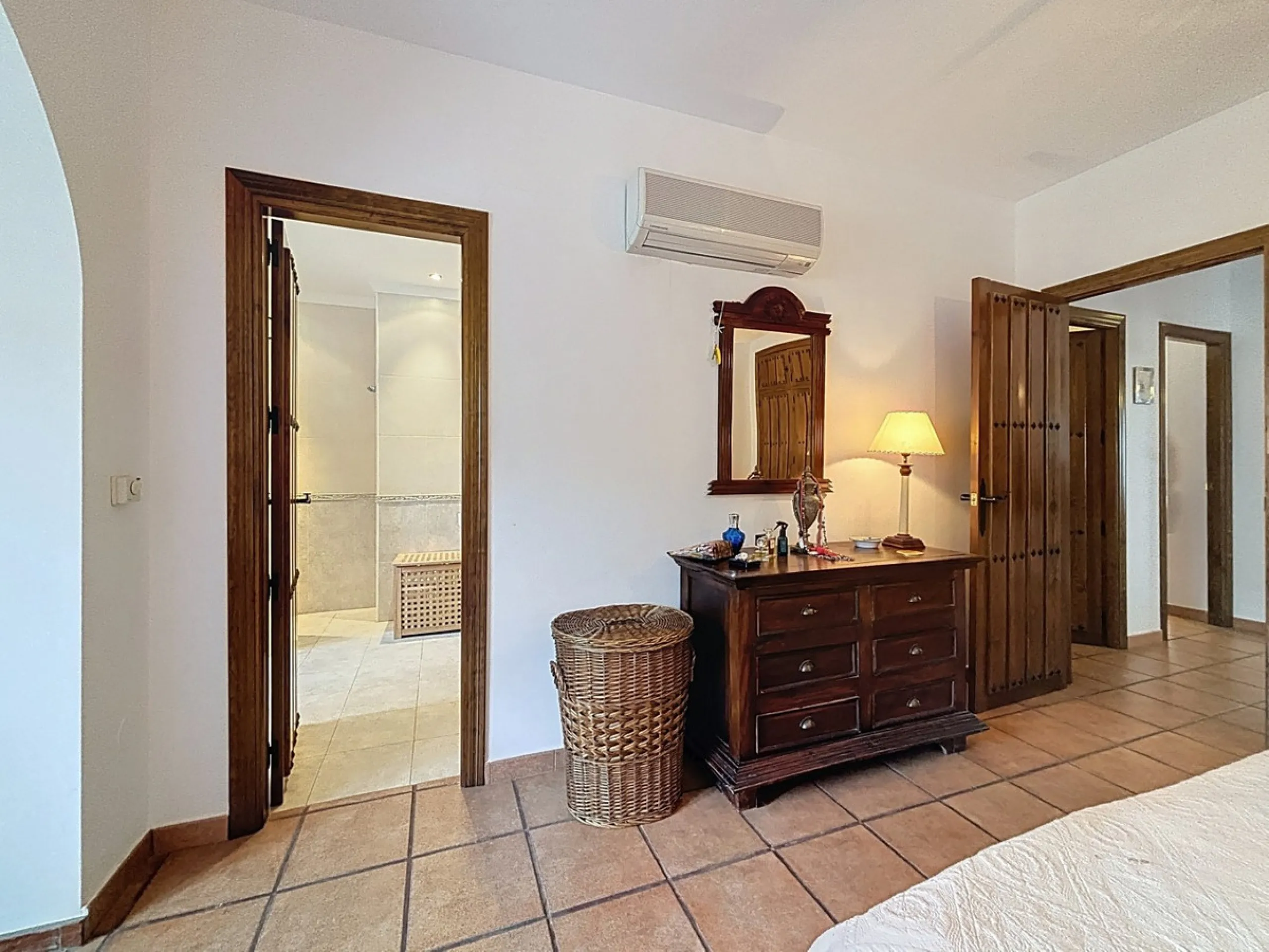 This charming country house in Canillas de Albaida, Malaga, offers a harmonious combination of rustic charm and modern comfort. The property, on one floor, is distributed in three bedrooms with fitted wardrobes, two of them with en-suite bathrooms, adding