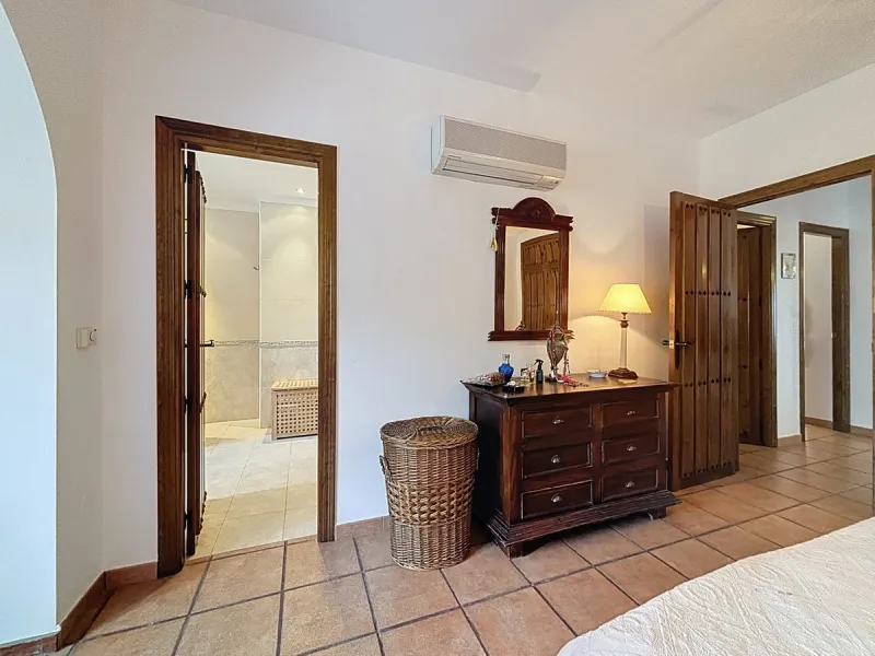 This charming country house in Canillas de Albaida, Malaga, offers a harmonious combination of rustic charm and modern comfort. The property, on one floor, is distributed in three bedrooms with fitted wardrobes, two of them with en-suite bathrooms, adding