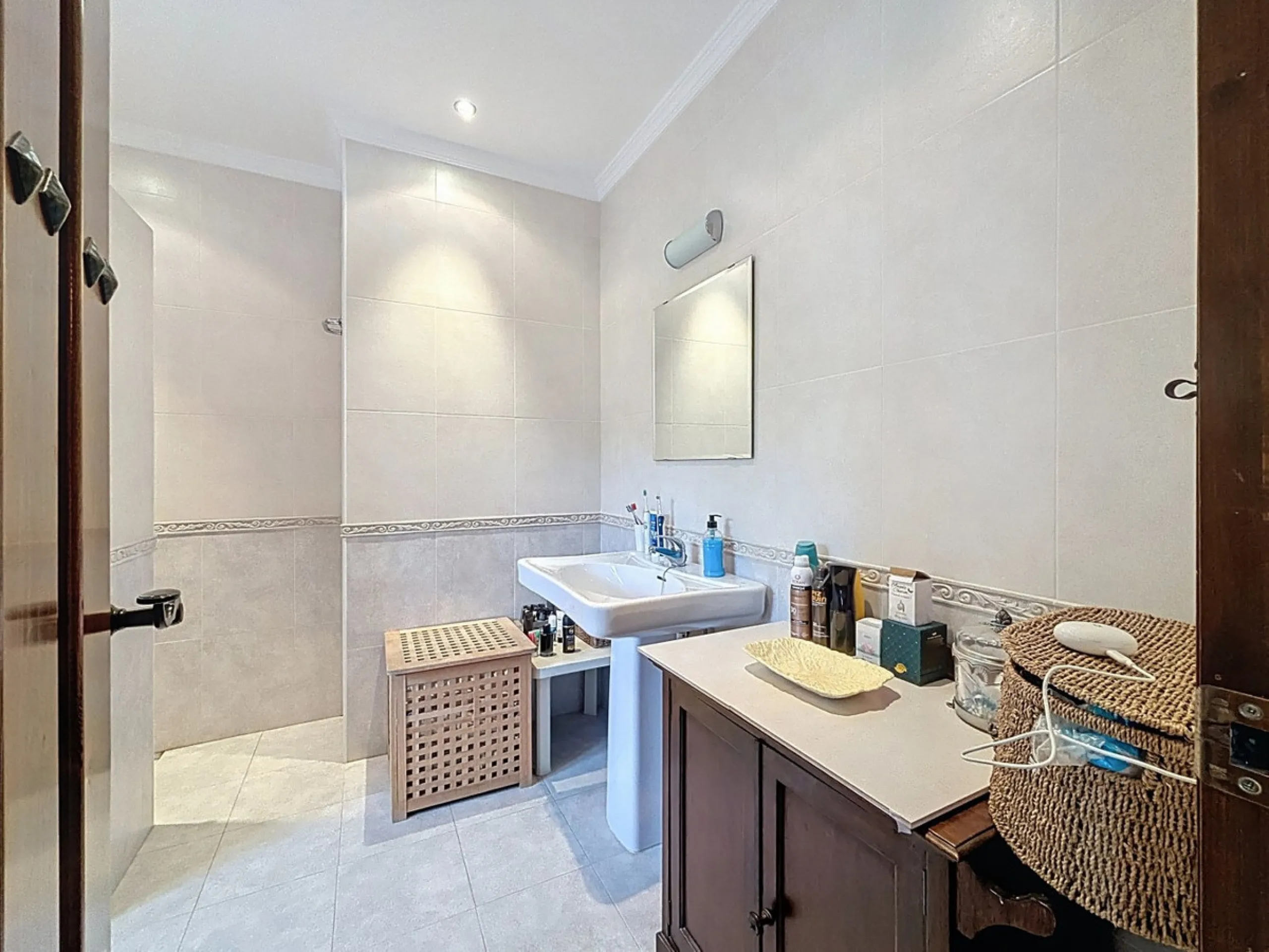This charming country house in Canillas de Albaida, Malaga, offers a harmonious combination of rustic charm and modern comfort. The property, on one floor, is distributed in three bedrooms with fitted wardrobes, two of them with en-suite bathrooms, adding
