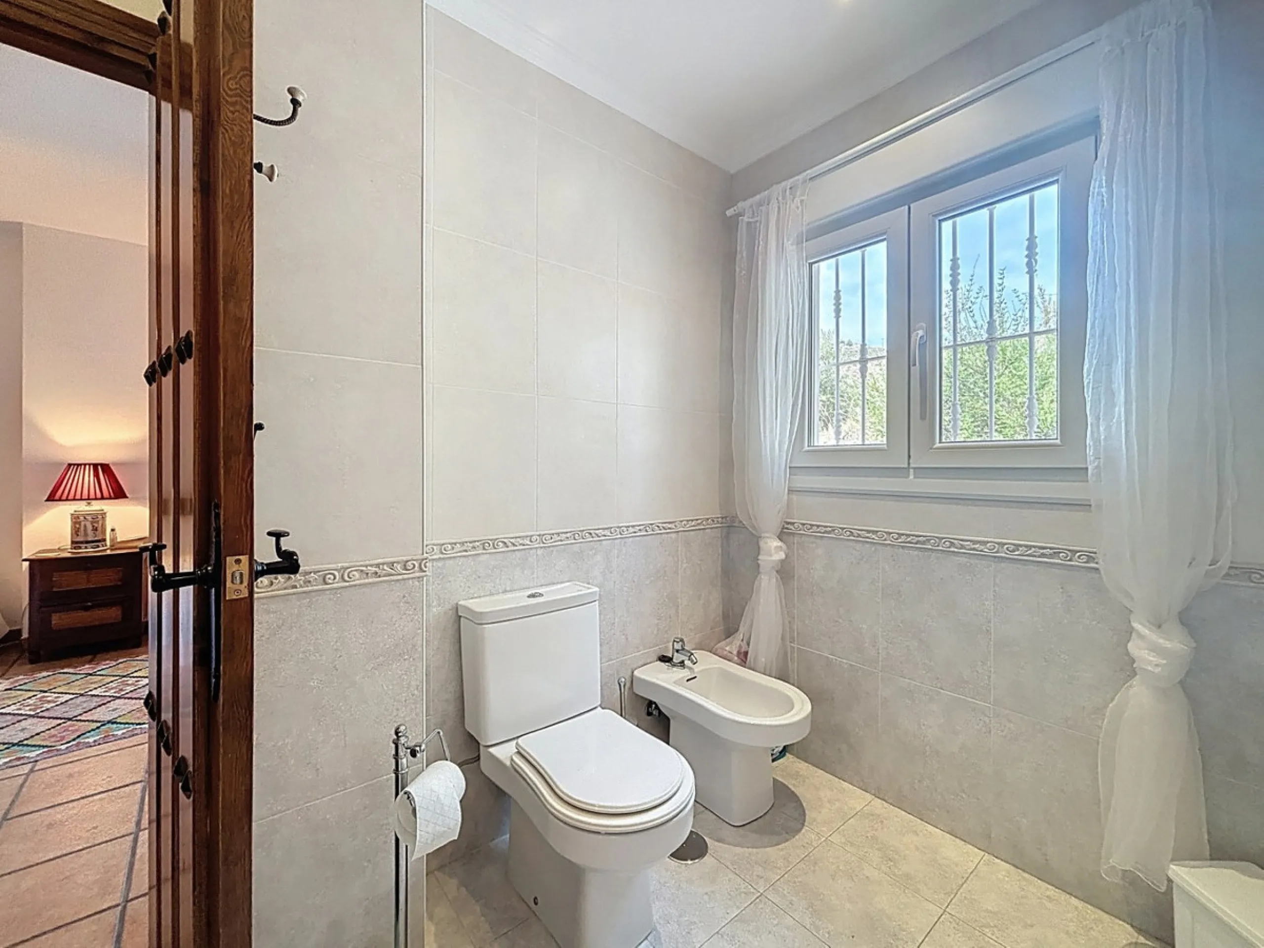 This charming country house in Canillas de Albaida, Malaga, offers a harmonious combination of rustic charm and modern comfort. The property, on one floor, is distributed in three bedrooms with fitted wardrobes, two of them with en-suite bathrooms, adding