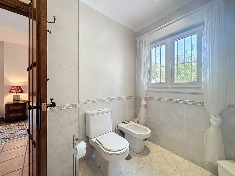 This charming country house in Canillas de Albaida, Malaga, offers a harmonious combination of rustic charm and modern comfort. The property, on one floor, is distributed in three bedrooms with fitted wardrobes, two of them with en-suite bathrooms, adding