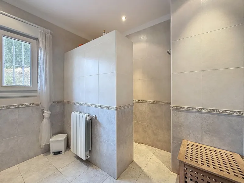 This charming country house in Canillas de Albaida, Malaga, offers a harmonious combination of rustic charm and modern comfort. The property, on one floor, is distributed in three bedrooms with fitted wardrobes, two of them with en-suite bathrooms, adding