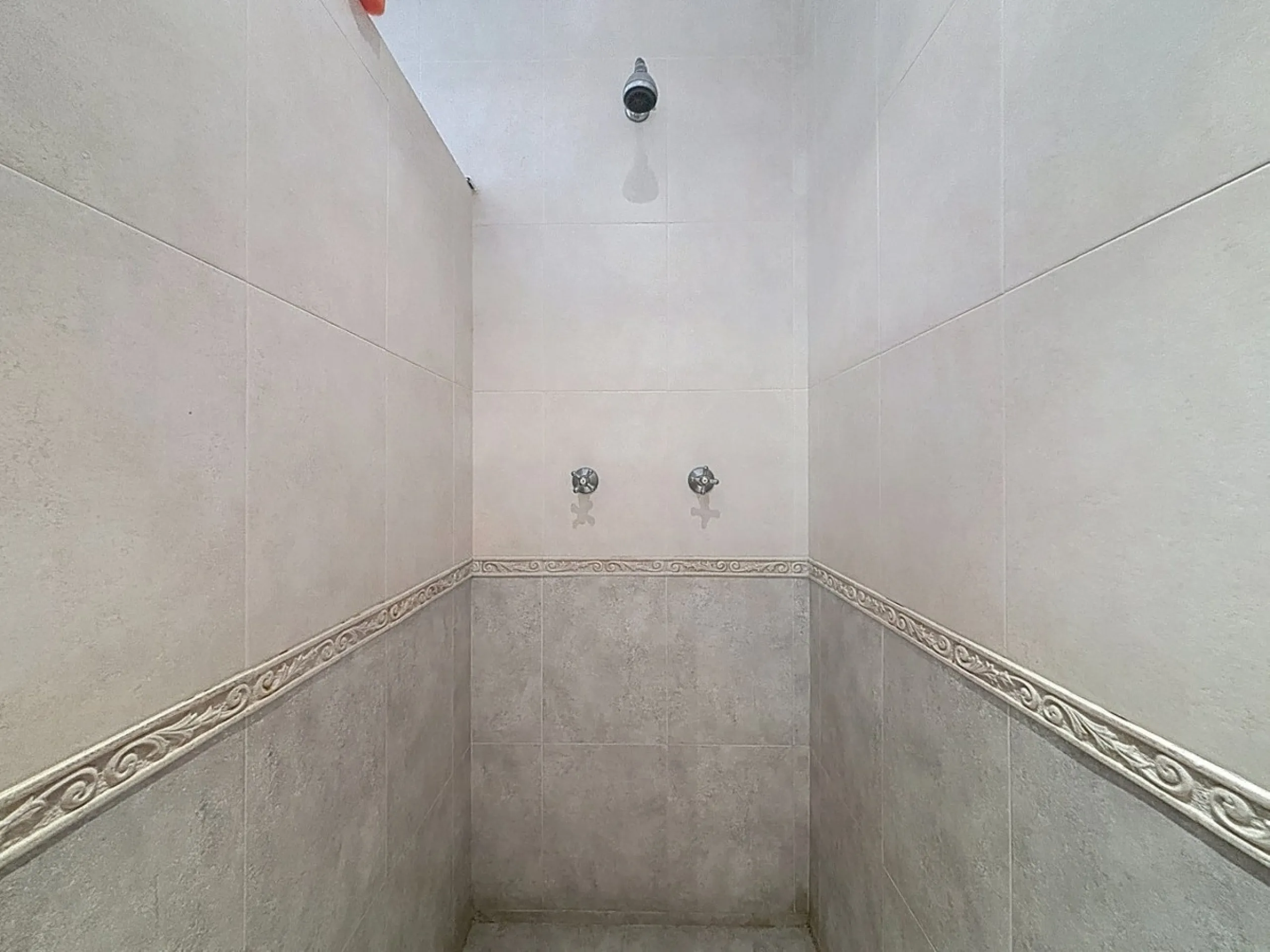 This charming country house in Canillas de Albaida, Malaga, offers a harmonious combination of rustic charm and modern comfort. The property, on one floor, is distributed in three bedrooms with fitted wardrobes, two of them with en-suite bathrooms, adding