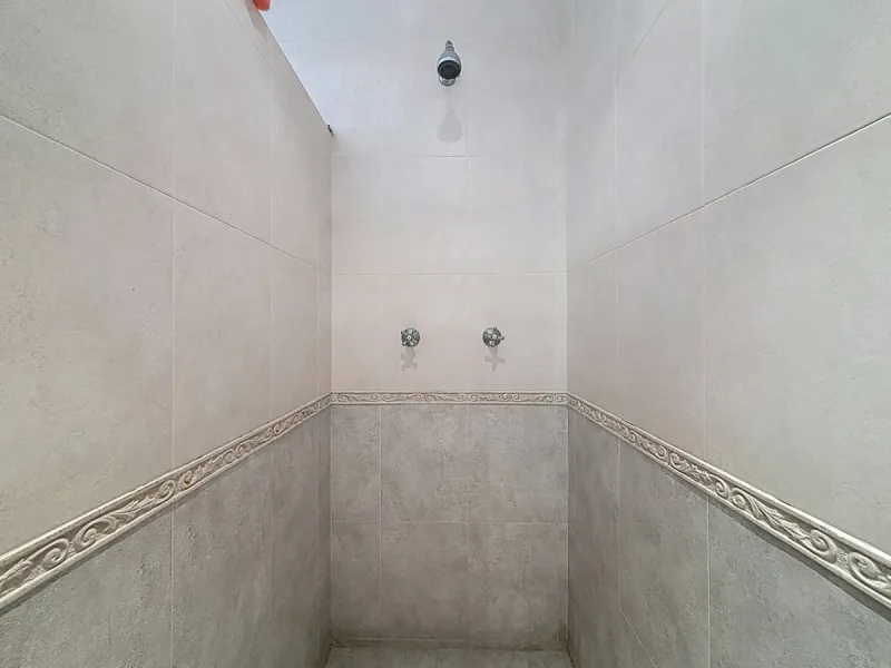 This charming country house in Canillas de Albaida, Malaga, offers a harmonious combination of rustic charm and modern comfort. The property, on one floor, is distributed in three bedrooms with fitted wardrobes, two of them with en-suite bathrooms, adding