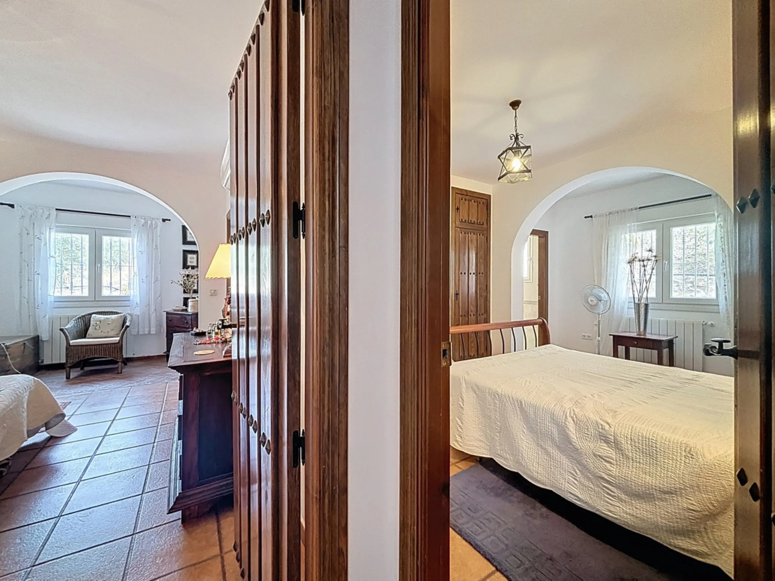This charming country house in Canillas de Albaida, Malaga, offers a harmonious combination of rustic charm and modern comfort. The property, on one floor, is distributed in three bedrooms with fitted wardrobes, two of them with en-suite bathrooms, adding