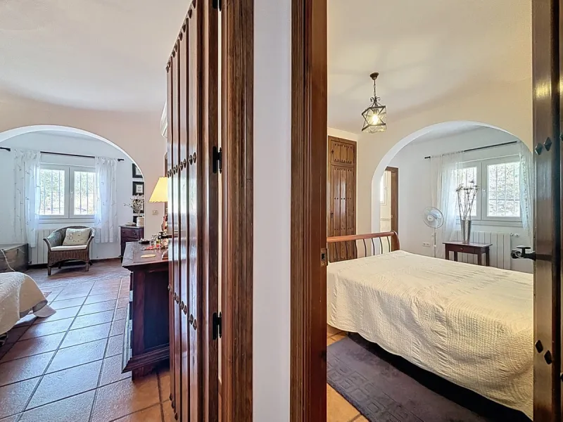 This charming country house in Canillas de Albaida, Malaga, offers a harmonious combination of rustic charm and modern comfort. The property, on one floor, is distributed in three bedrooms with fitted wardrobes, two of them with en-suite bathrooms, adding