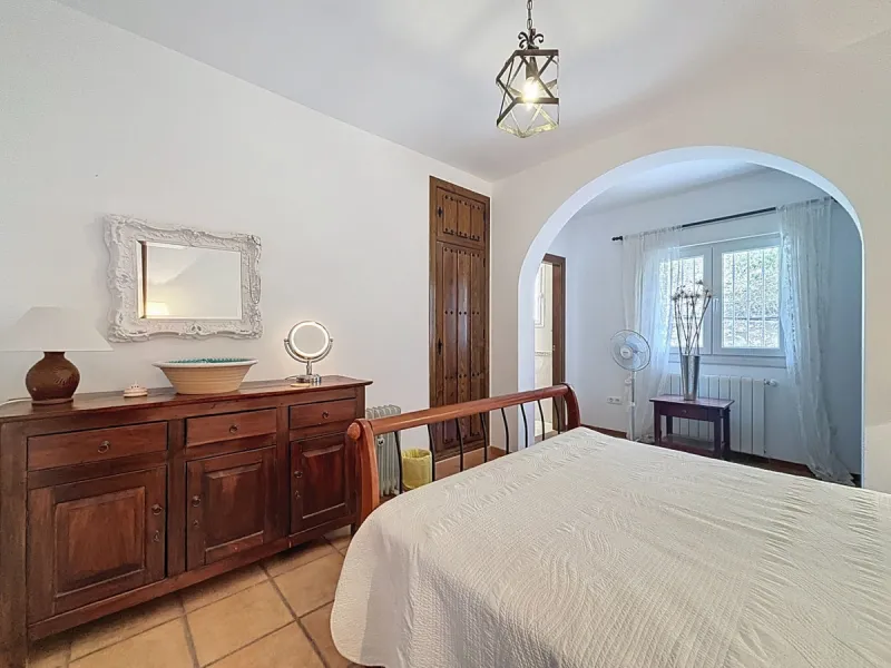 This charming country house in Canillas de Albaida, Malaga, offers a harmonious combination of rustic charm and modern comfort. The property, on one floor, is distributed in three bedrooms with fitted wardrobes, two of them with en-suite bathrooms, adding