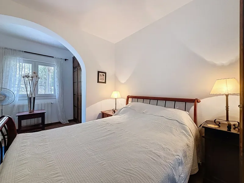 This charming country house in Canillas de Albaida, Malaga, offers a harmonious combination of rustic charm and modern comfort. The property, on one floor, is distributed in three bedrooms with fitted wardrobes, two of them with en-suite bathrooms, adding