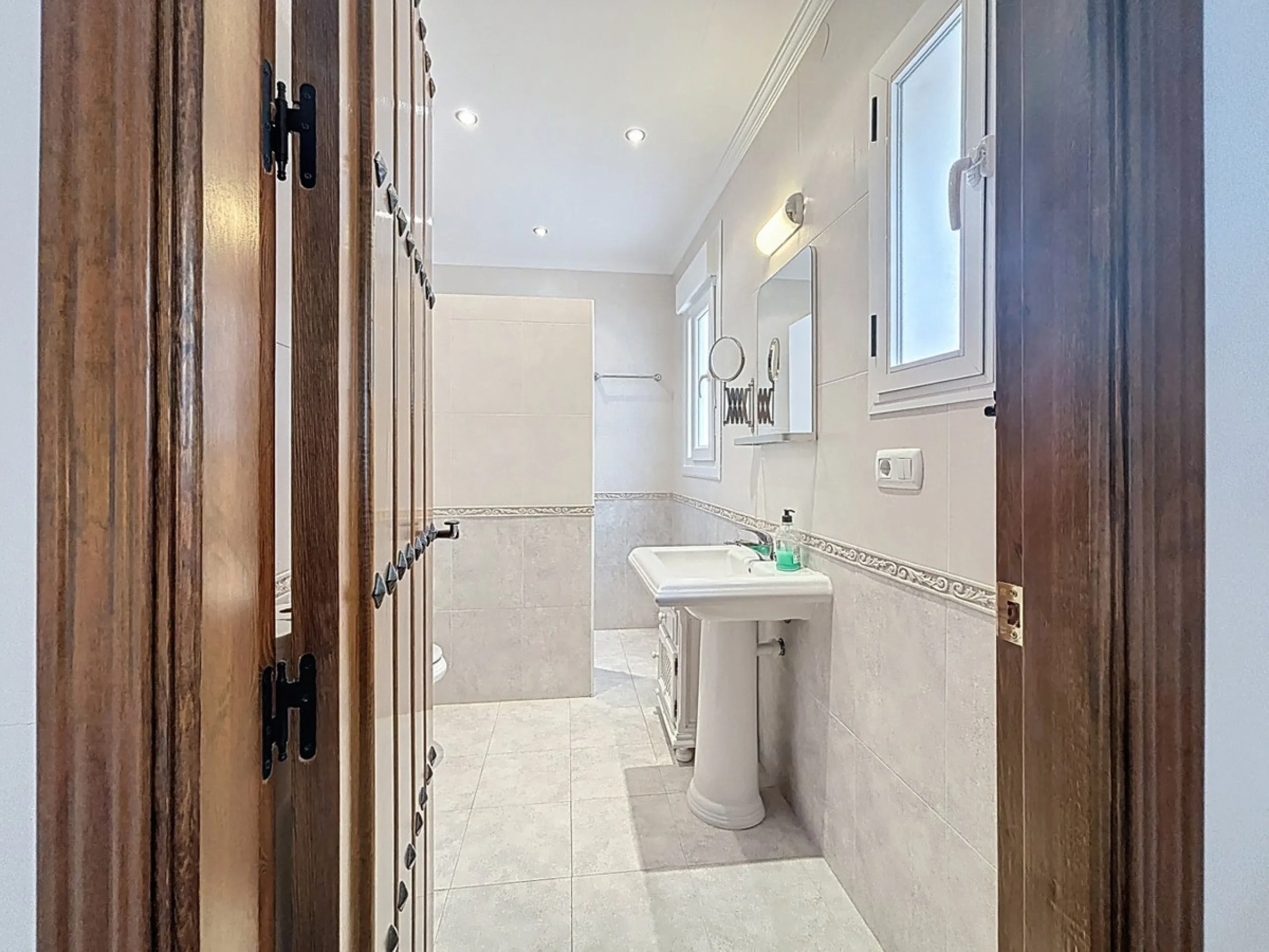 This charming country house in Canillas de Albaida, Malaga, offers a harmonious combination of rustic charm and modern comfort. The property, on one floor, is distributed in three bedrooms with fitted wardrobes, two of them with en-suite bathrooms, adding
