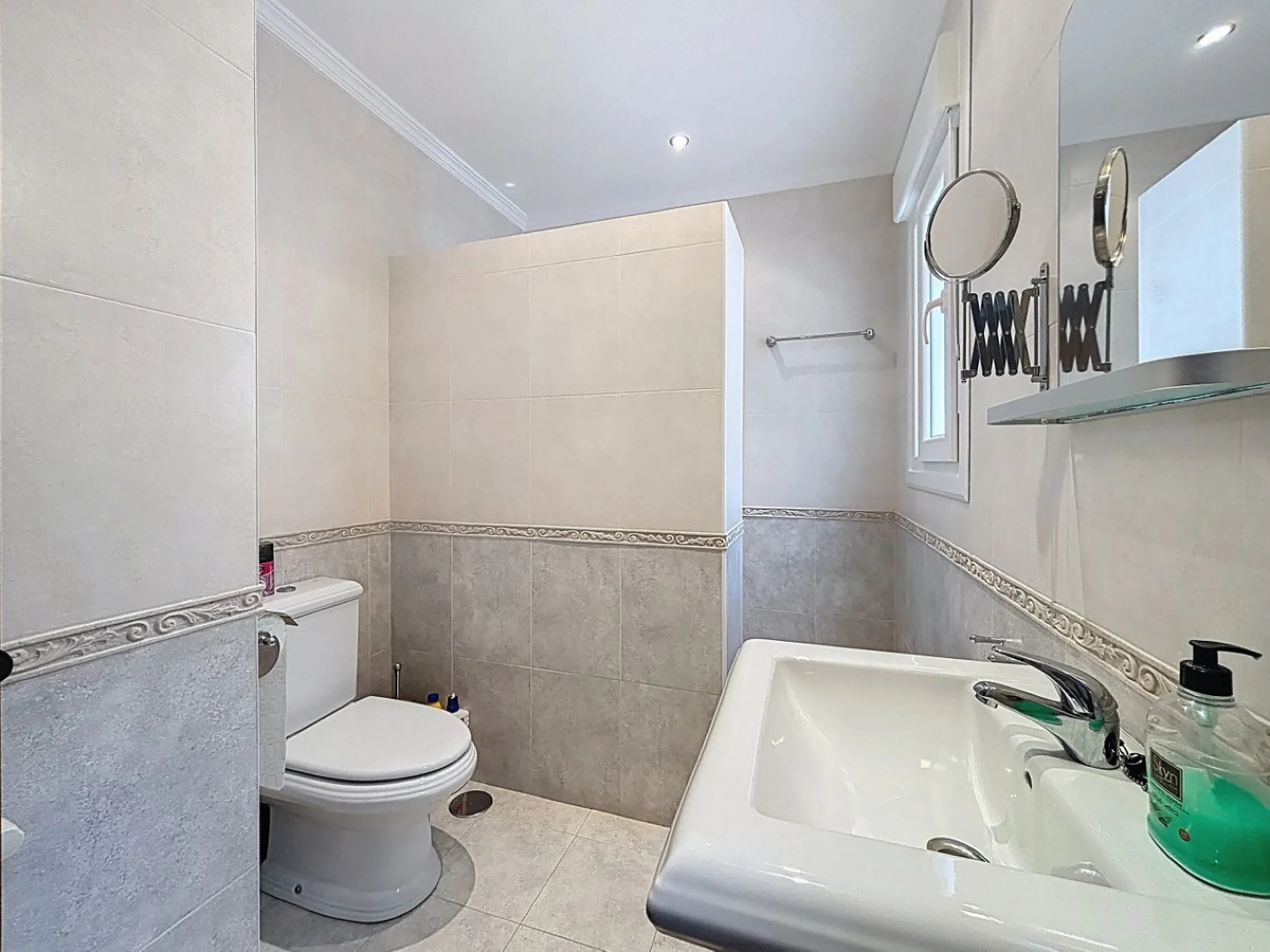 This charming country house in Canillas de Albaida, Malaga, offers a harmonious combination of rustic charm and modern comfort. The property, on one floor, is distributed in three bedrooms with fitted wardrobes, two of them with en-suite bathrooms, adding