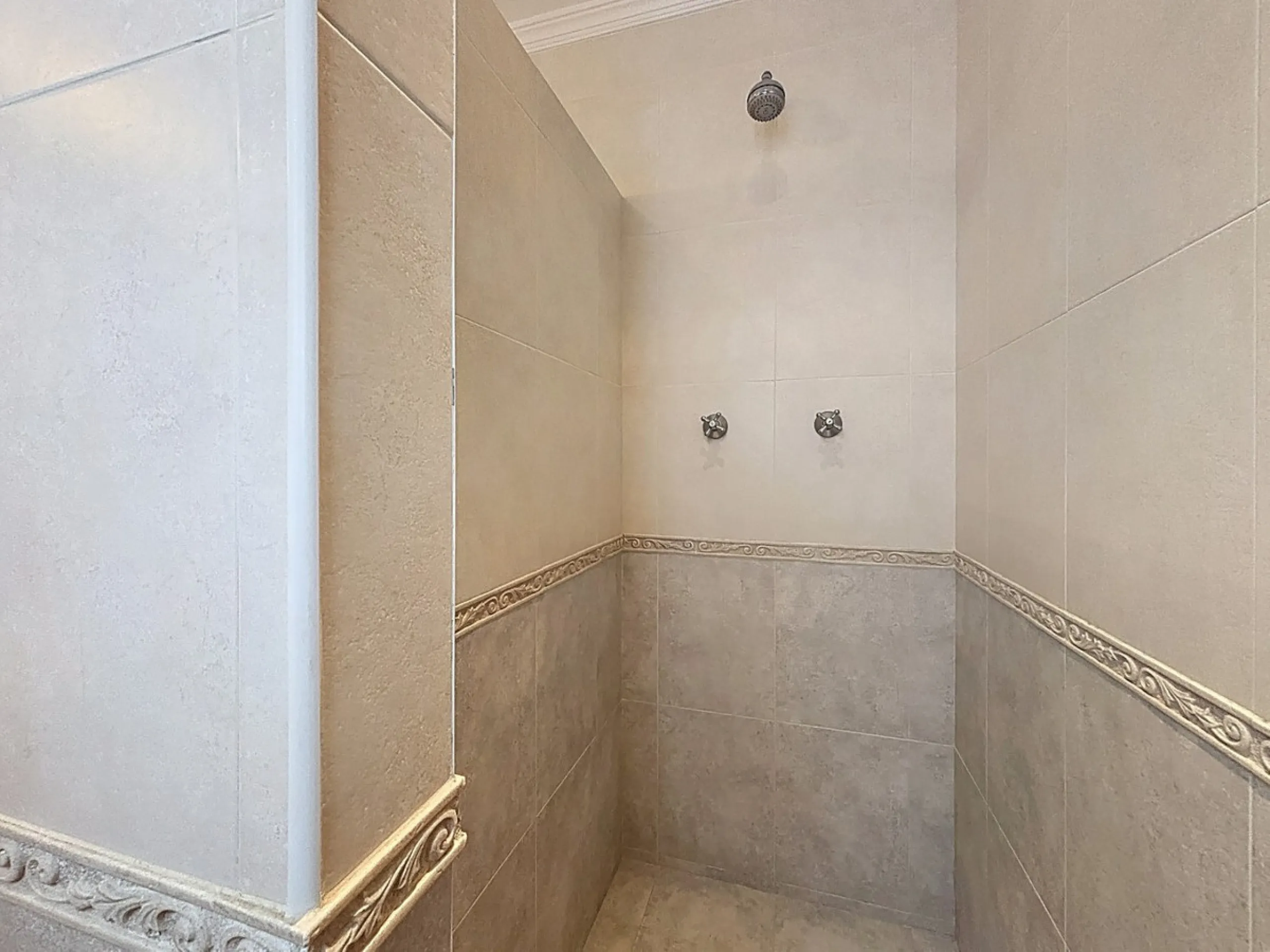 This charming country house in Canillas de Albaida, Malaga, offers a harmonious combination of rustic charm and modern comfort. The property, on one floor, is distributed in three bedrooms with fitted wardrobes, two of them with en-suite bathrooms, adding