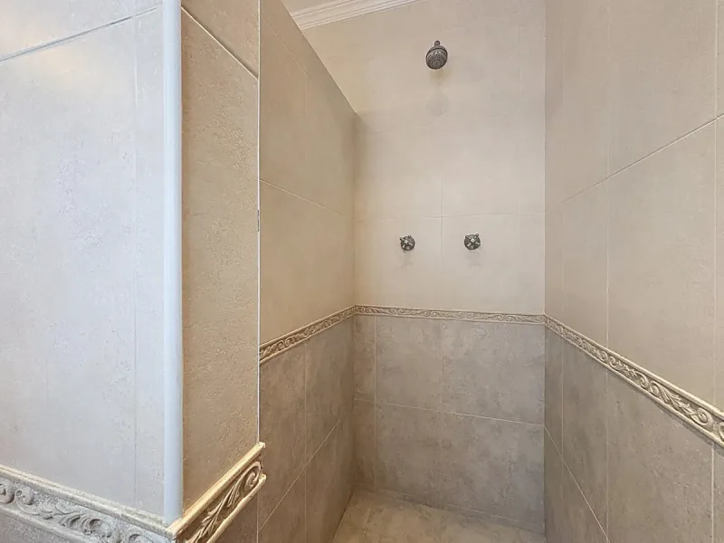 This charming country house in Canillas de Albaida, Malaga, offers a harmonious combination of rustic charm and modern comfort. The property, on one floor, is distributed in three bedrooms with fitted wardrobes, two of them with en-suite bathrooms, adding