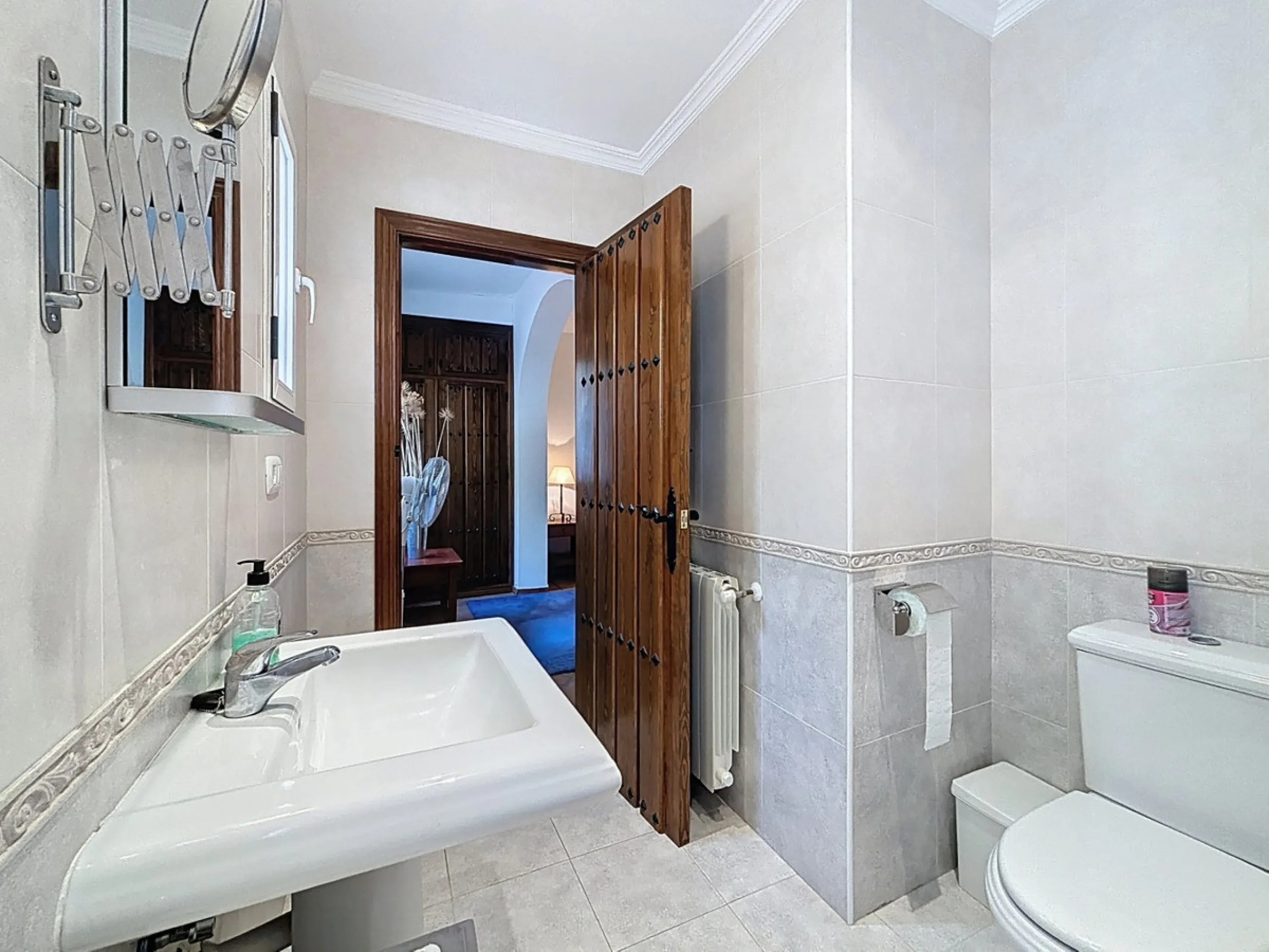 This charming country house in Canillas de Albaida, Malaga, offers a harmonious combination of rustic charm and modern comfort. The property, on one floor, is distributed in three bedrooms with fitted wardrobes, two of them with en-suite bathrooms, adding