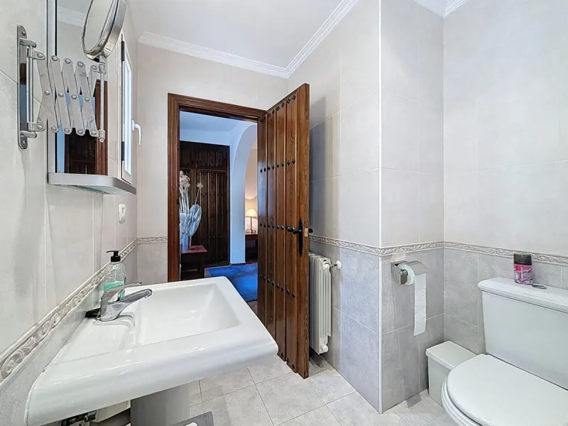 This charming country house in Canillas de Albaida, Malaga, offers a harmonious combination of rustic charm and modern comfort. The property, on one floor, is distributed in three bedrooms with fitted wardrobes, two of them with en-suite bathrooms, adding