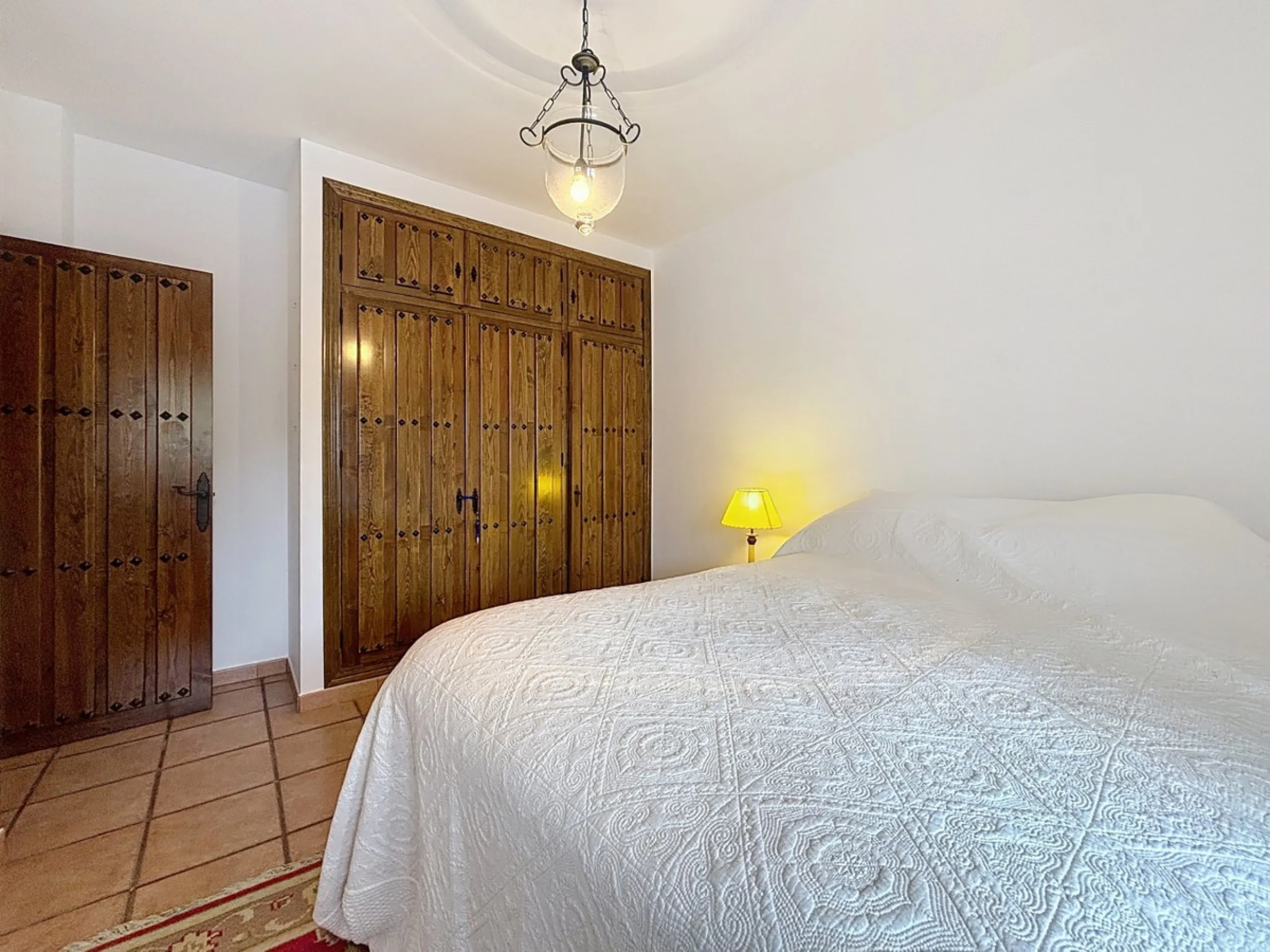 This charming country house in Canillas de Albaida, Malaga, offers a harmonious combination of rustic charm and modern comfort. The property, on one floor, is distributed in three bedrooms with fitted wardrobes, two of them with en-suite bathrooms, adding