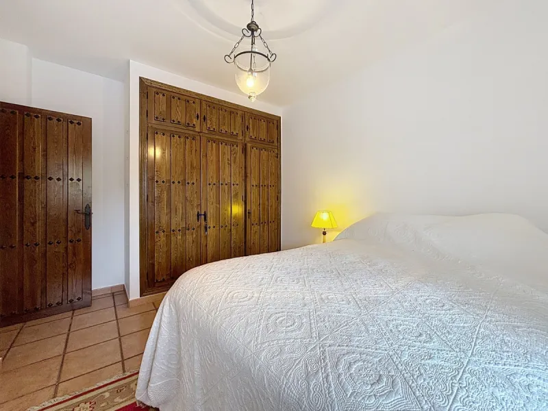 This charming country house in Canillas de Albaida, Malaga, offers a harmonious combination of rustic charm and modern comfort. The property, on one floor, is distributed in three bedrooms with fitted wardrobes, two of them with en-suite bathrooms, adding
