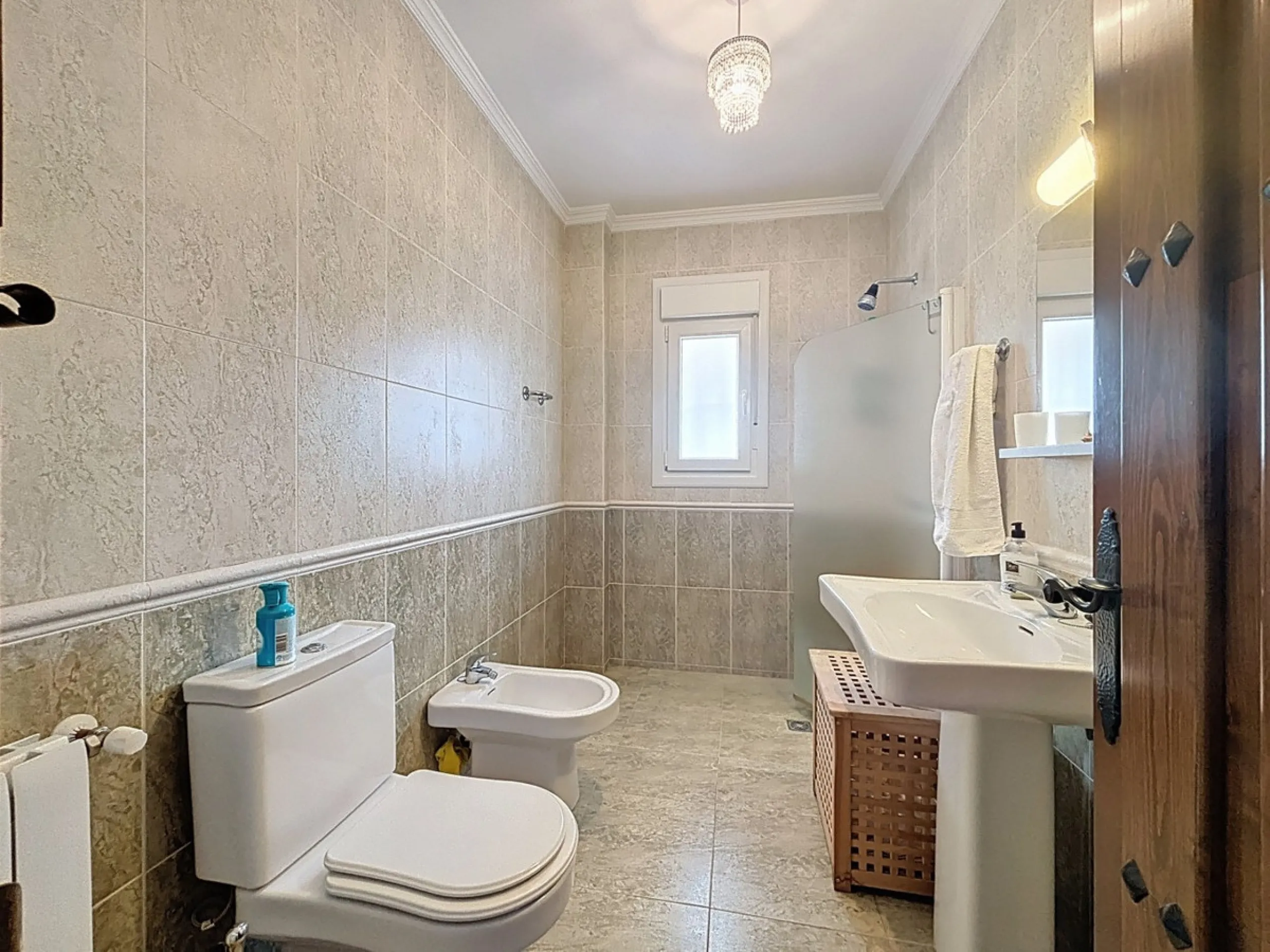 This charming country house in Canillas de Albaida, Malaga, offers a harmonious combination of rustic charm and modern comfort. The property, on one floor, is distributed in three bedrooms with fitted wardrobes, two of them with en-suite bathrooms, adding