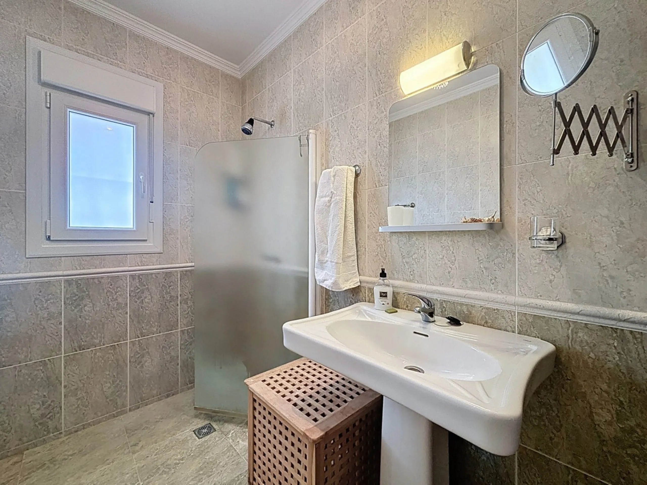 This charming country house in Canillas de Albaida, Malaga, offers a harmonious combination of rustic charm and modern comfort. The property, on one floor, is distributed in three bedrooms with fitted wardrobes, two of them with en-suite bathrooms, adding