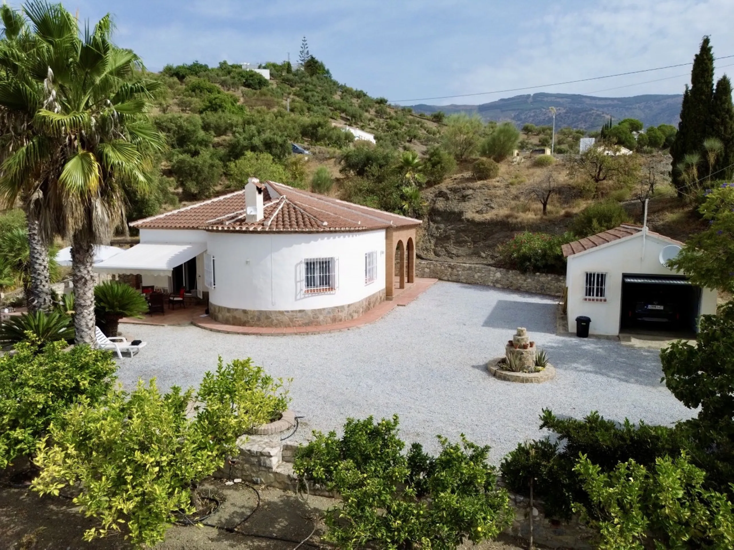 This charming country house in Canillas de Albaida, Malaga, offers a harmonious combination of rustic charm and modern comfort. The property, on one floor, is distributed in three bedrooms with fitted wardrobes, two of them with en-suite bathrooms, adding