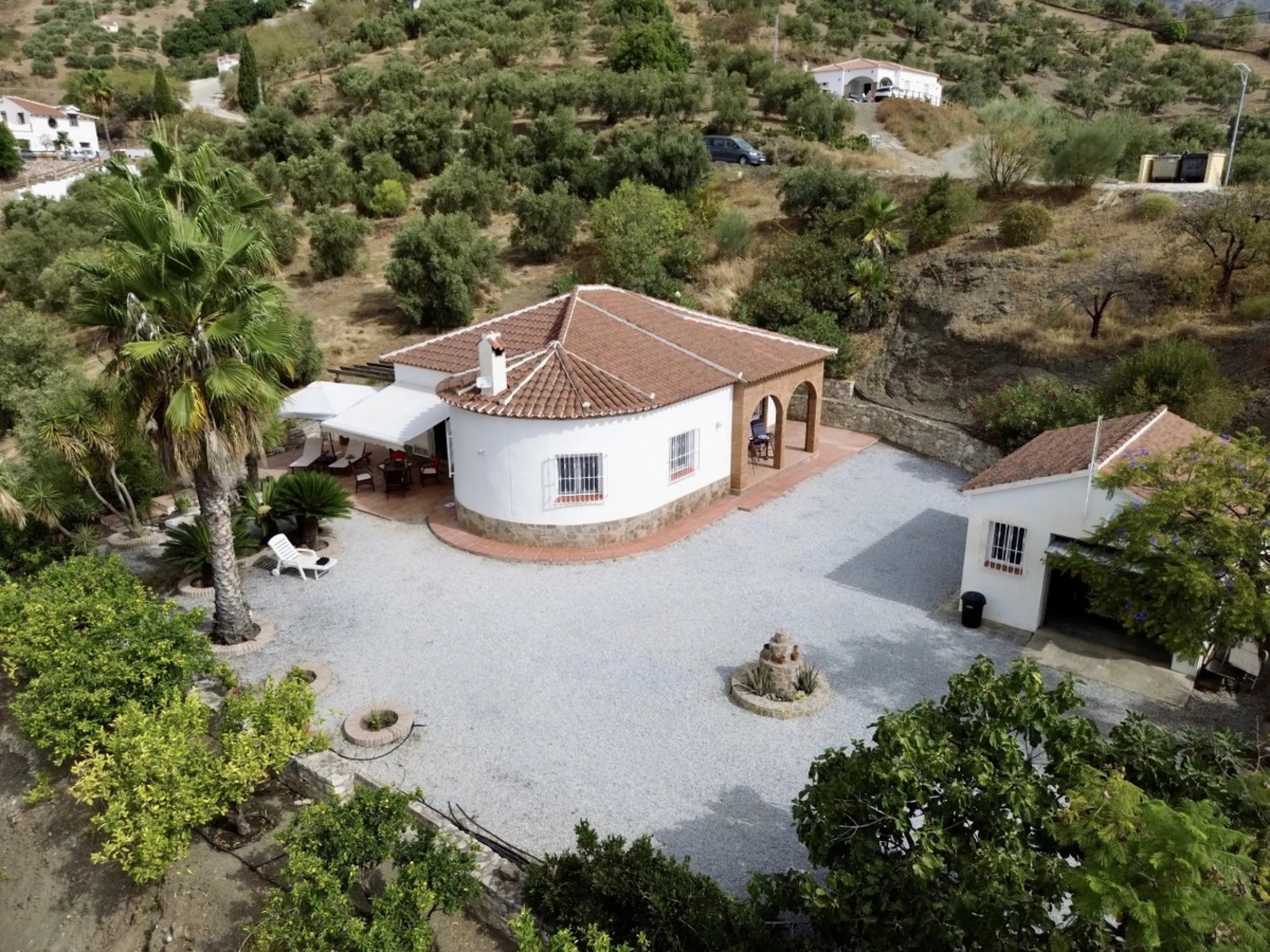 This charming country house in Canillas de Albaida, Malaga, offers a harmonious combination of rustic charm and modern comfort. The property, on one floor, is distributed in three bedrooms with fitted wardrobes, two of them with en-suite bathrooms, adding