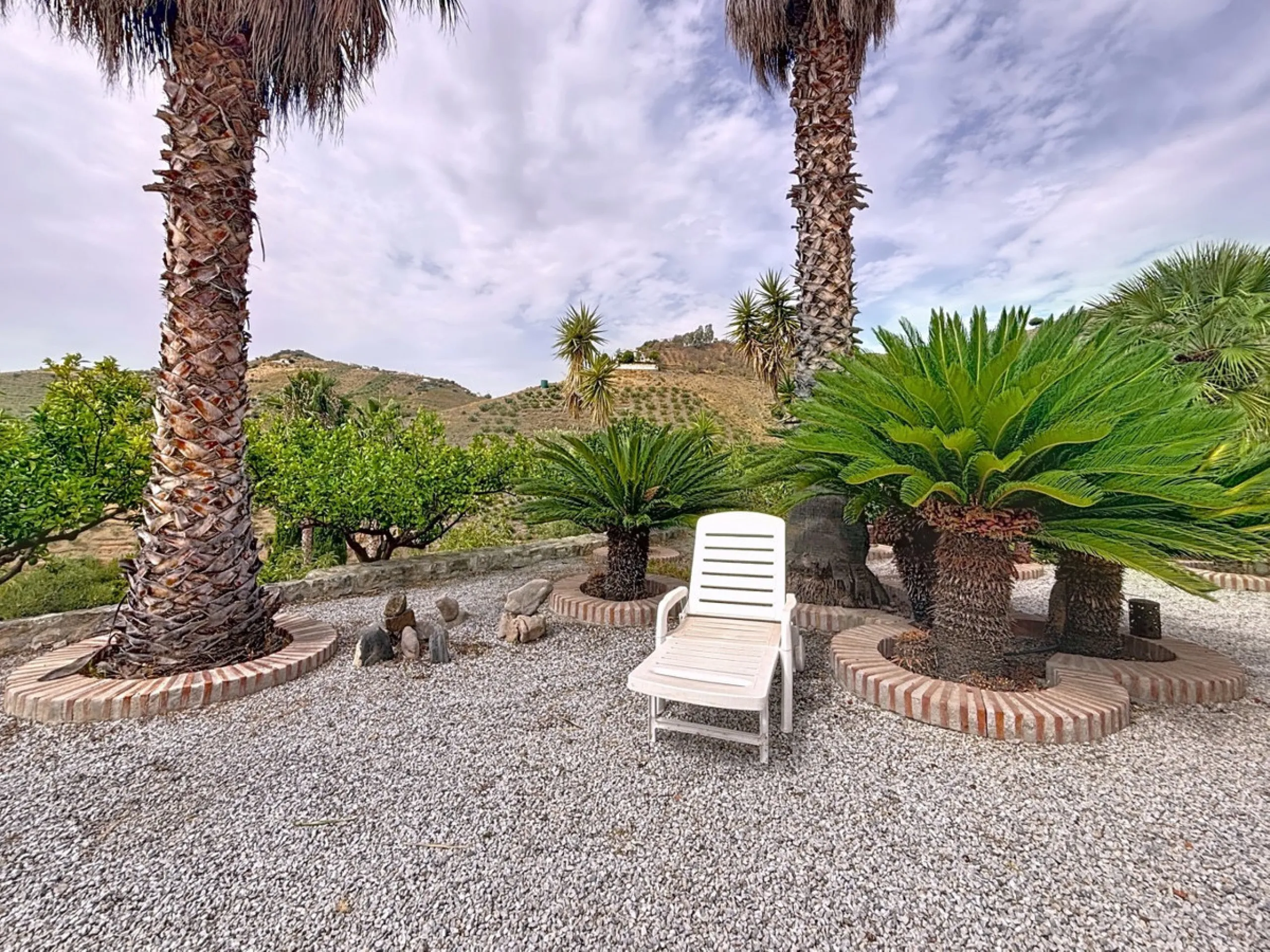 This charming country house in Canillas de Albaida, Malaga, offers a harmonious combination of rustic charm and modern comfort. The property, on one floor, is distributed in three bedrooms with fitted wardrobes, two of them with en-suite bathrooms, adding