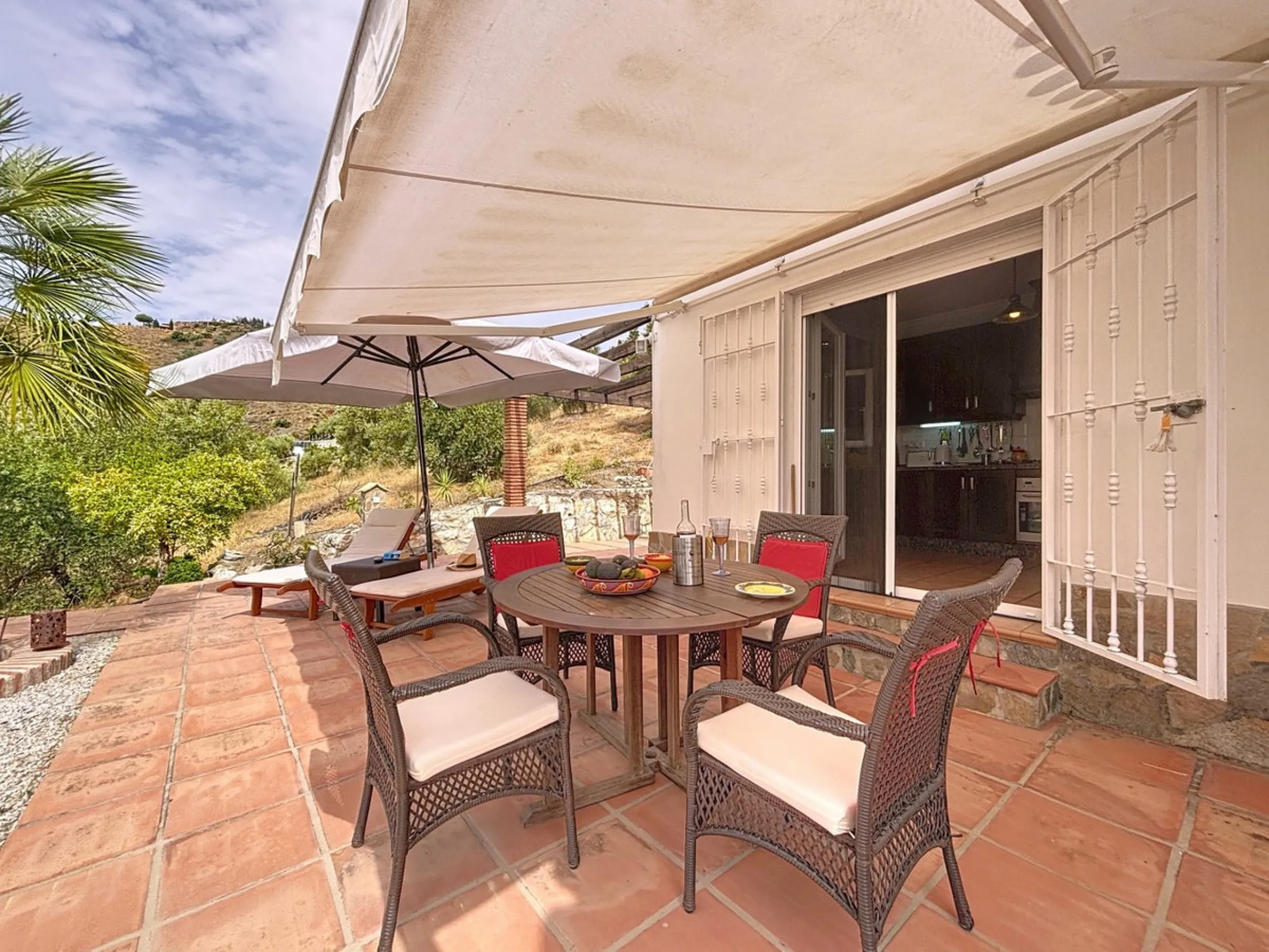 This charming country house in Canillas de Albaida, Malaga, offers a harmonious combination of rustic charm and modern comfort. The property, on one floor, is distributed in three bedrooms with fitted wardrobes, two of them with en-suite bathrooms, adding