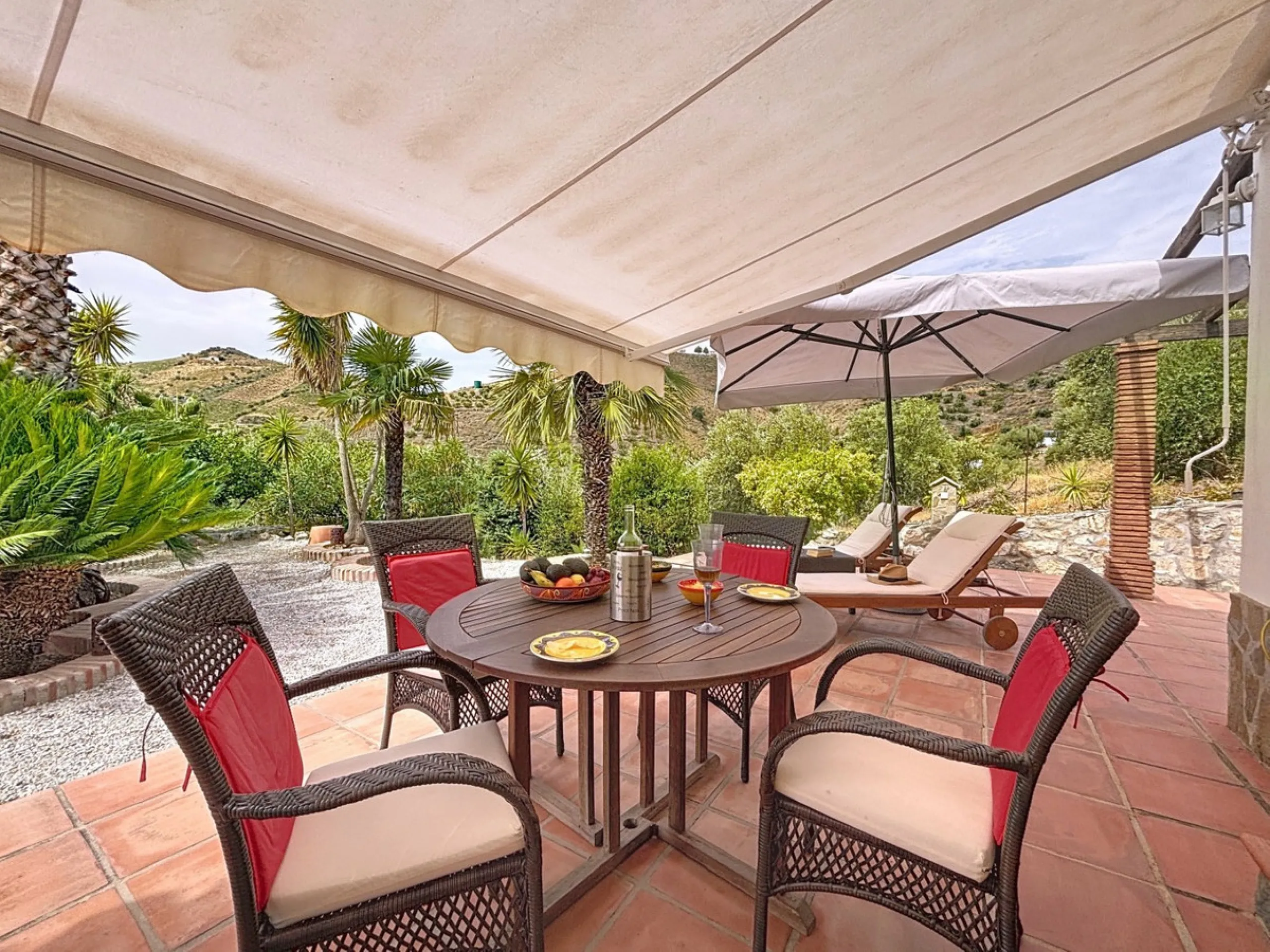This charming country house in Canillas de Albaida, Malaga, offers a harmonious combination of rustic charm and modern comfort. The property, on one floor, is distributed in three bedrooms with fitted wardrobes, two of them with en-suite bathrooms, adding