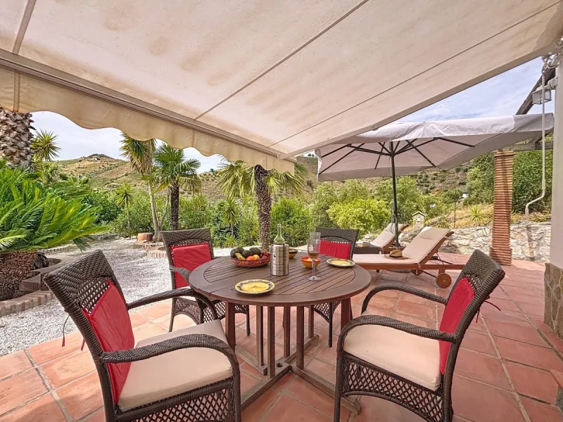 This charming country house in Canillas de Albaida, Malaga, offers a harmonious combination of rustic charm and modern comfort. The property, on one floor, is distributed in three bedrooms with fitted wardrobes, two of them with en-suite bathrooms, adding