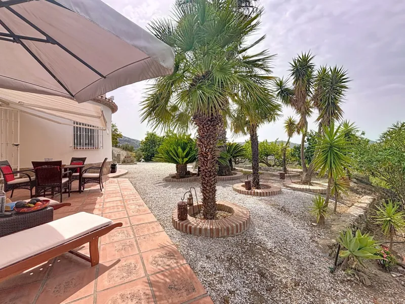 This charming country house in Canillas de Albaida, Malaga, offers a harmonious combination of rustic charm and modern comfort. The property, on one floor, is distributed in three bedrooms with fitted wardrobes, two of them with en-suite bathrooms, adding