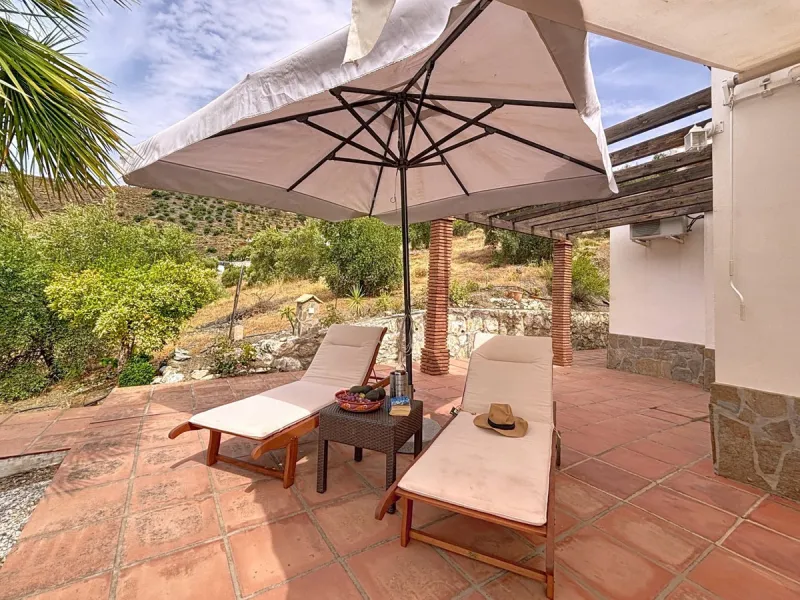 This charming country house in Canillas de Albaida, Malaga, offers a harmonious combination of rustic charm and modern comfort. The property, on one floor, is distributed in three bedrooms with fitted wardrobes, two of them with en-suite bathrooms, adding