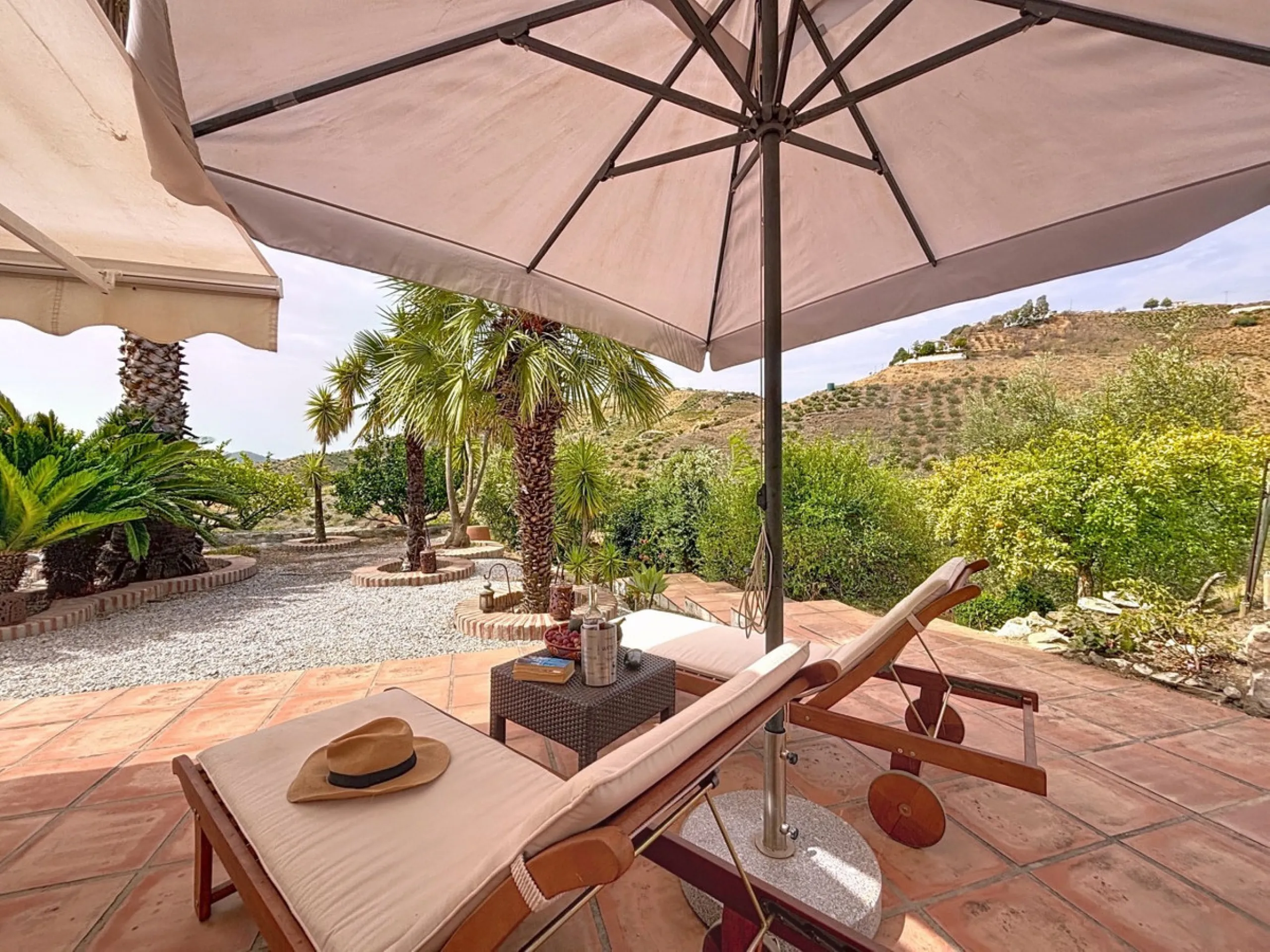 This charming country house in Canillas de Albaida, Malaga, offers a harmonious combination of rustic charm and modern comfort. The property, on one floor, is distributed in three bedrooms with fitted wardrobes, two of them with en-suite bathrooms, adding