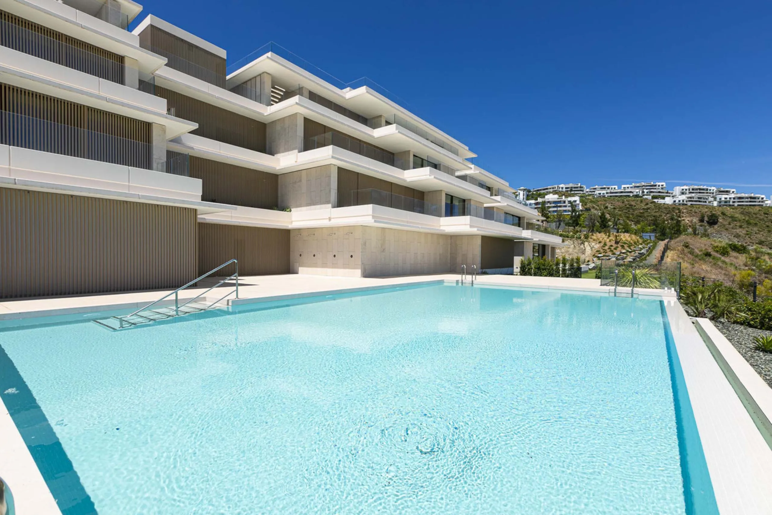 Apartment - Middle Floor Apartment в продаже в Benahavís, Málaga. В доме 3 спален и 3 ванных комнат. Площадь дома 278 м²