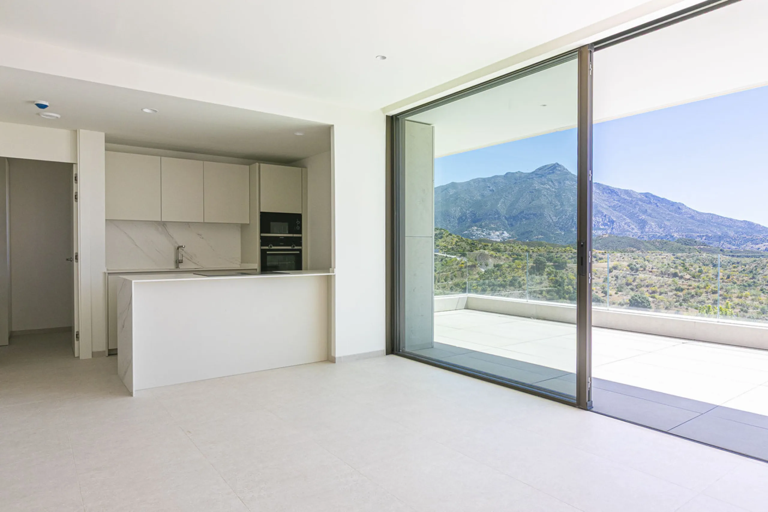 Apartment - Middle Floor Apartment в продаже в Benahavís, Málaga. В доме 3 спален и 3 ванных комнат. Площадь дома 278 м²