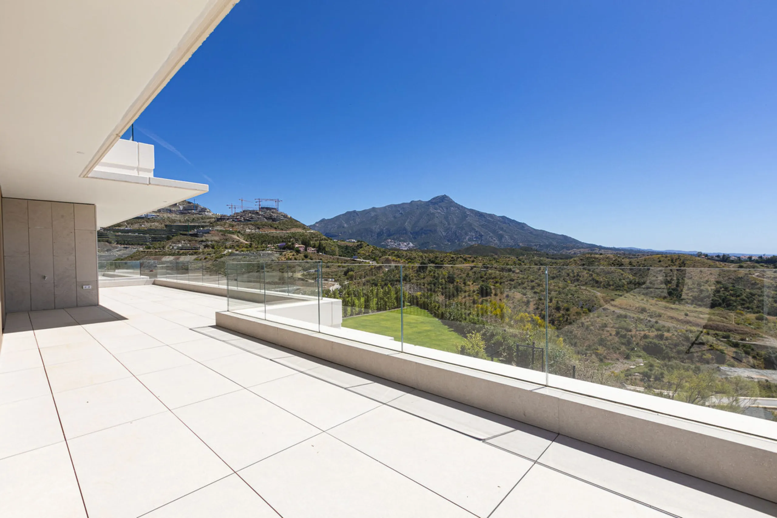 Apartment - Middle Floor Apartment в продаже в Benahavís, Málaga. В доме 3 спален и 3 ванных комнат. Площадь дома 278 м²