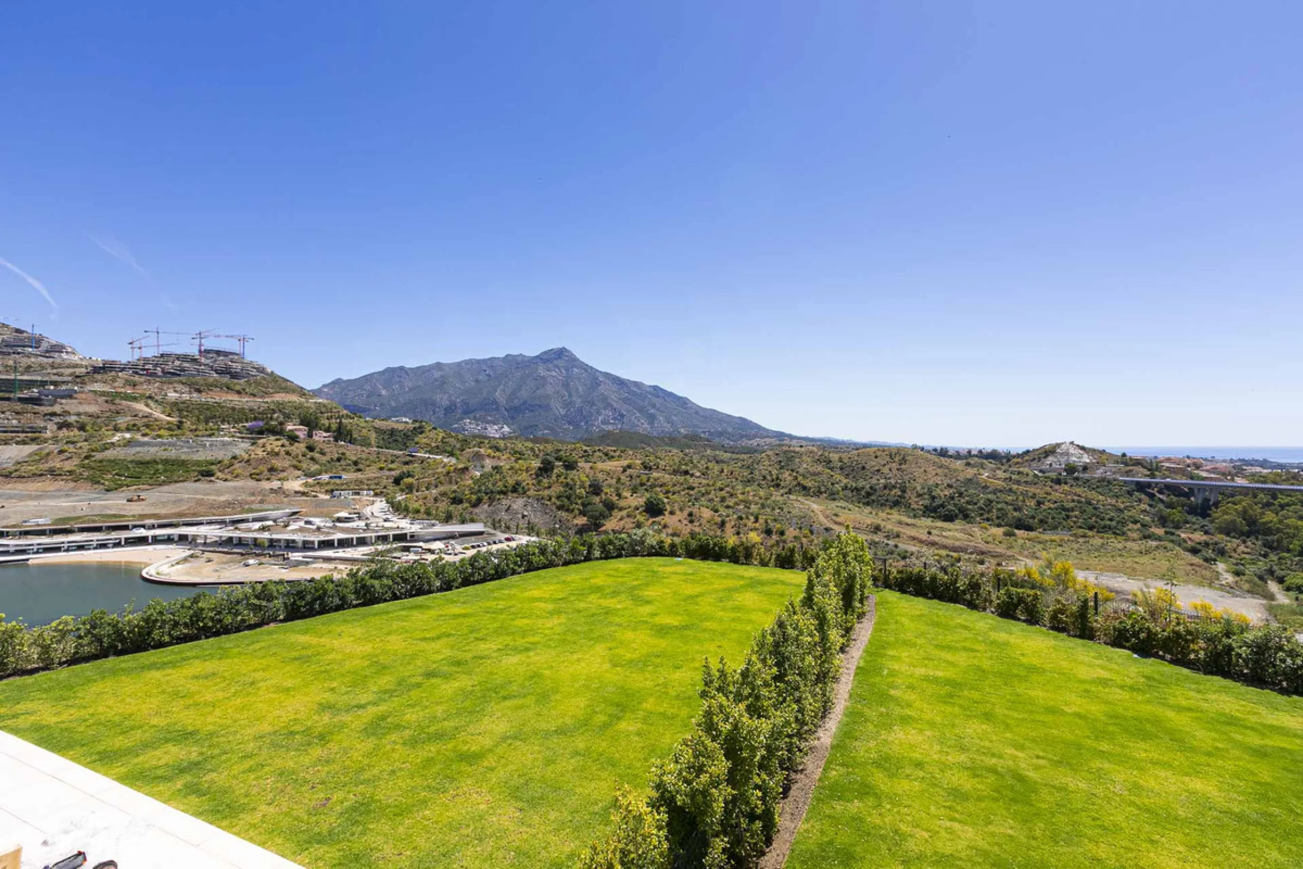 Apartment - Middle Floor Apartment в продаже в Benahavís, Málaga. В доме 3 спален и 3 ванных комнат. Площадь дома 278 м²