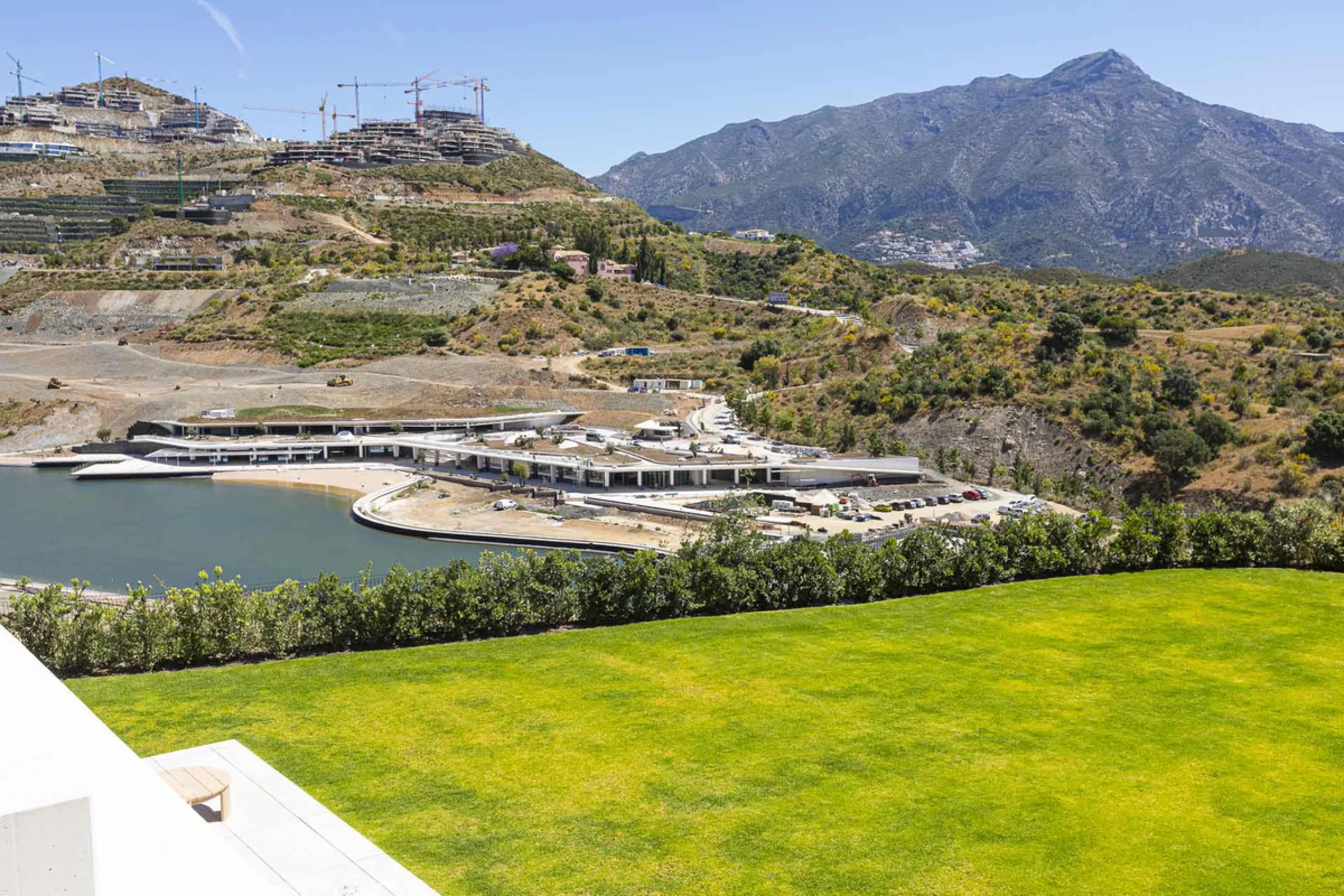 Apartment - Middle Floor Apartment в продаже в Benahavís, Málaga. В доме 3 спален и 3 ванных комнат. Площадь дома 278 м²