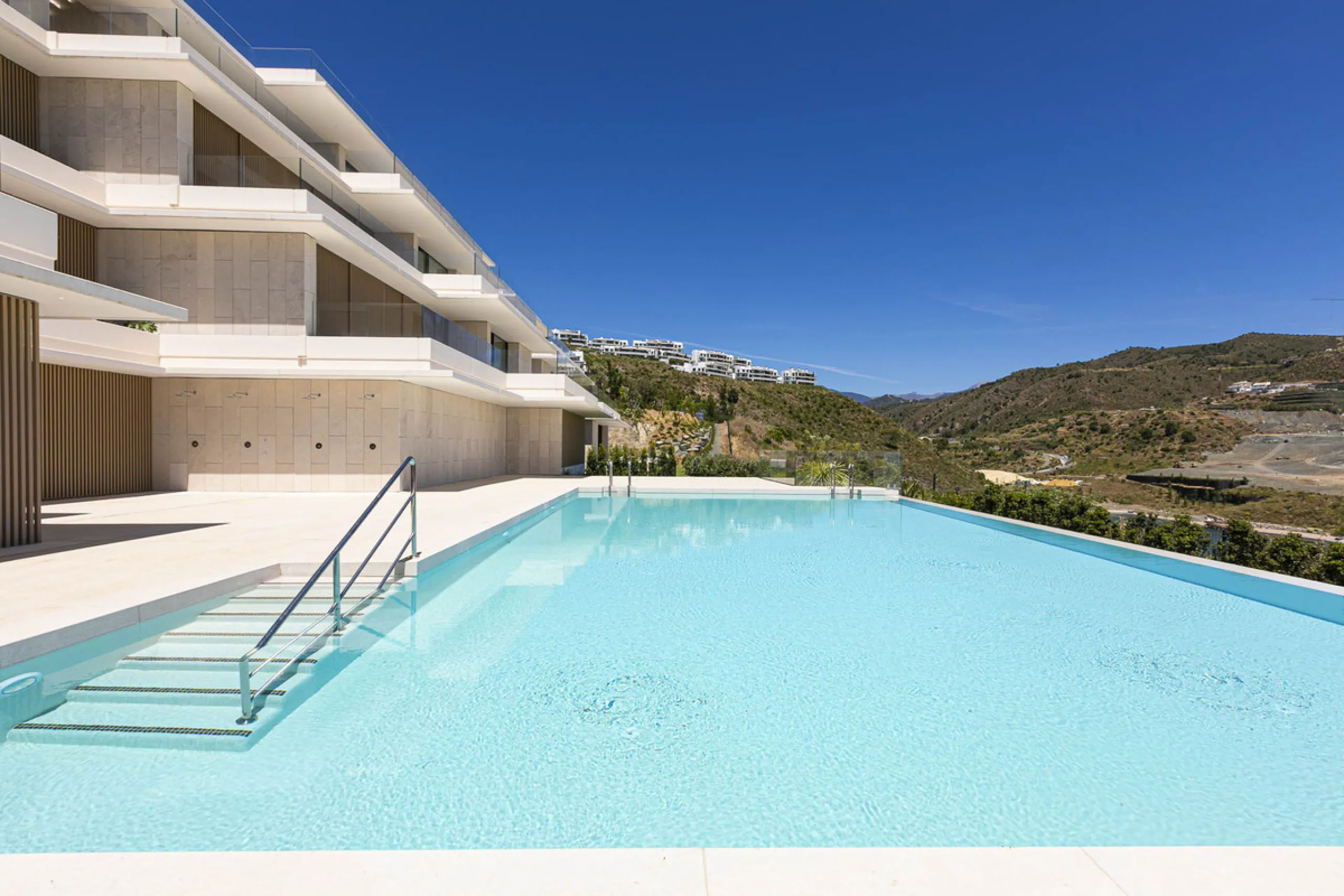 Apartment - Middle Floor Apartment в продаже в Benahavís, Málaga. В доме 3 спален и 3 ванных комнат. Площадь дома 278 м²