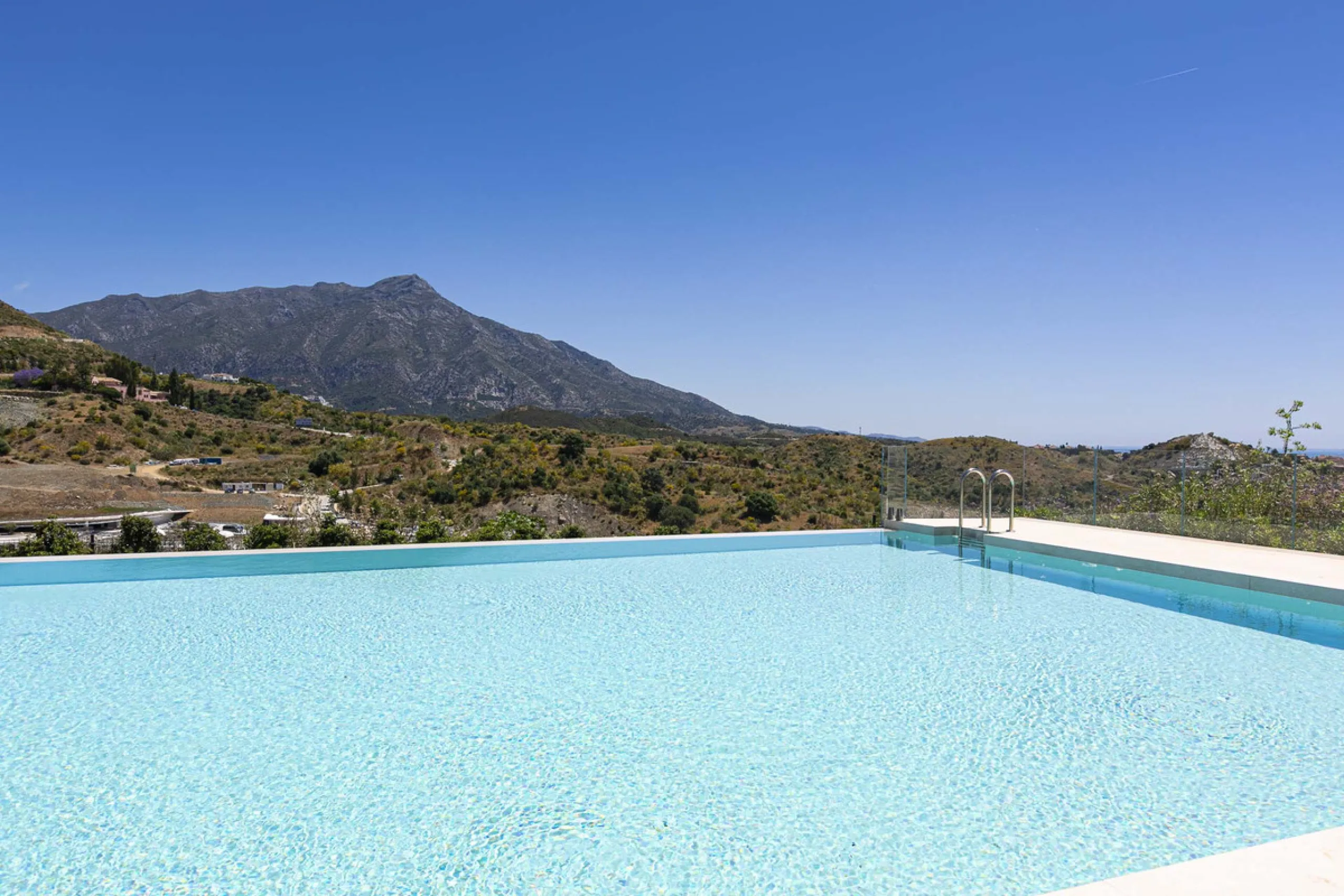 Apartment - Middle Floor Apartment в продаже в Benahavís, Málaga. В доме 3 спален и 3 ванных комнат. Площадь дома 278 м²