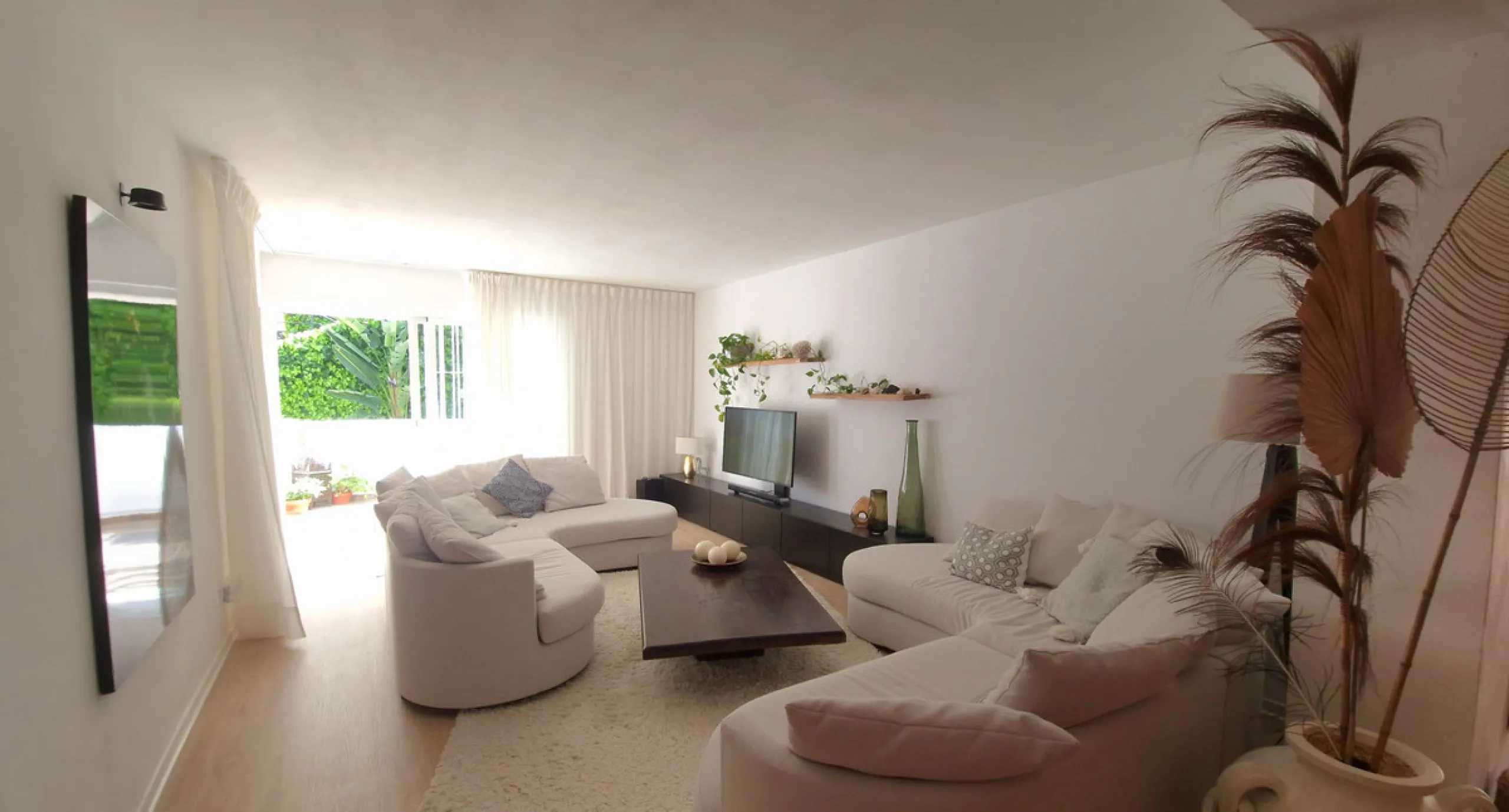 Discover this recently renovated apartment in one of Marbella's most desirable neighborhoods, just steps from Centro Plaza and only minutes from the glamour of Puerto Banús.