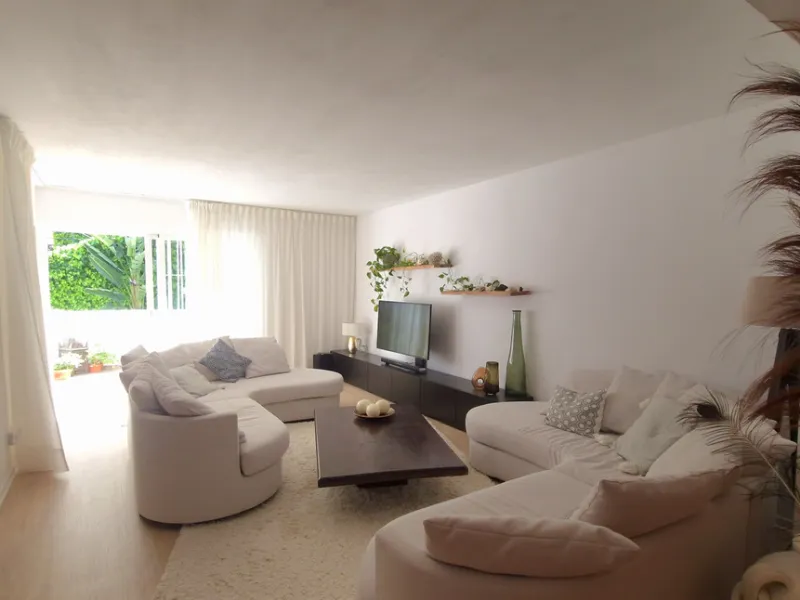 Discover this recently renovated apartment in one of Marbella's most desirable neighborhoods, just steps from Centro Plaza and only minutes from the glamour of Puerto Banús.