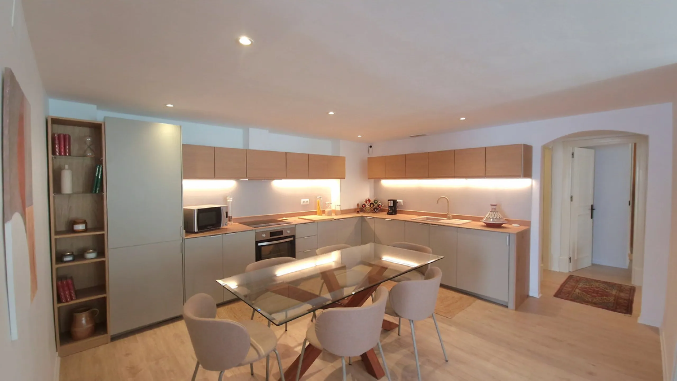 Discover this recently renovated apartment in one of Marbella's most desirable neighborhoods, just steps from Centro Plaza and only minutes from the glamour of Puerto Banús.